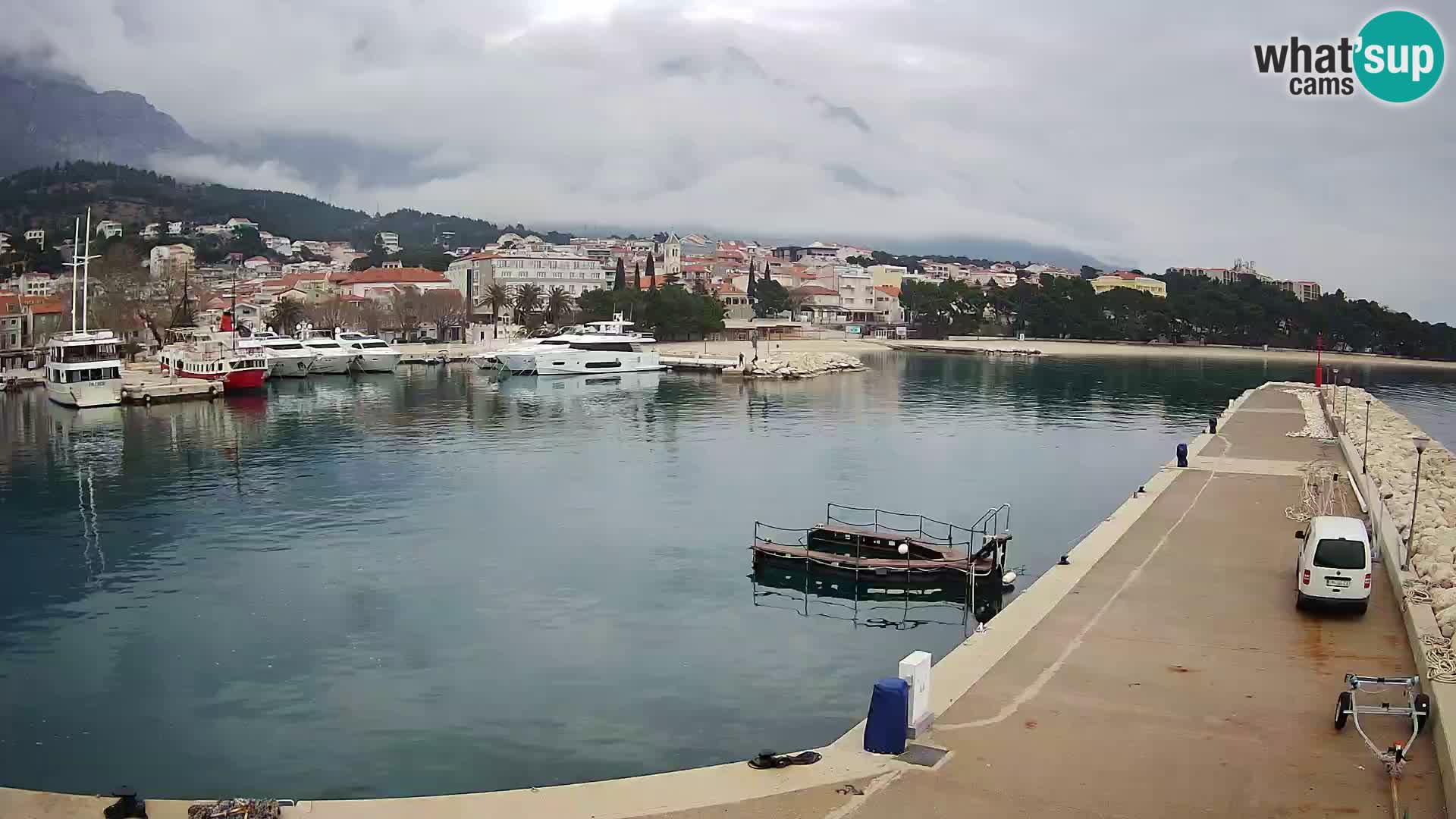 Webcam Basca Voda –  Vista desde el puerto deportivo de la ciudad y la montaña Biokovo