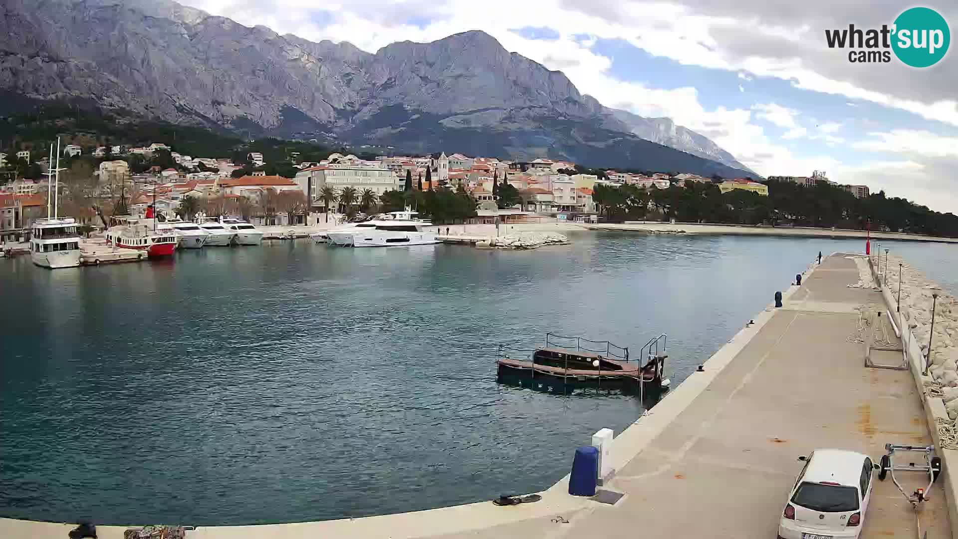 Vue du port de plaisance de la ville et la montagne Biokovo