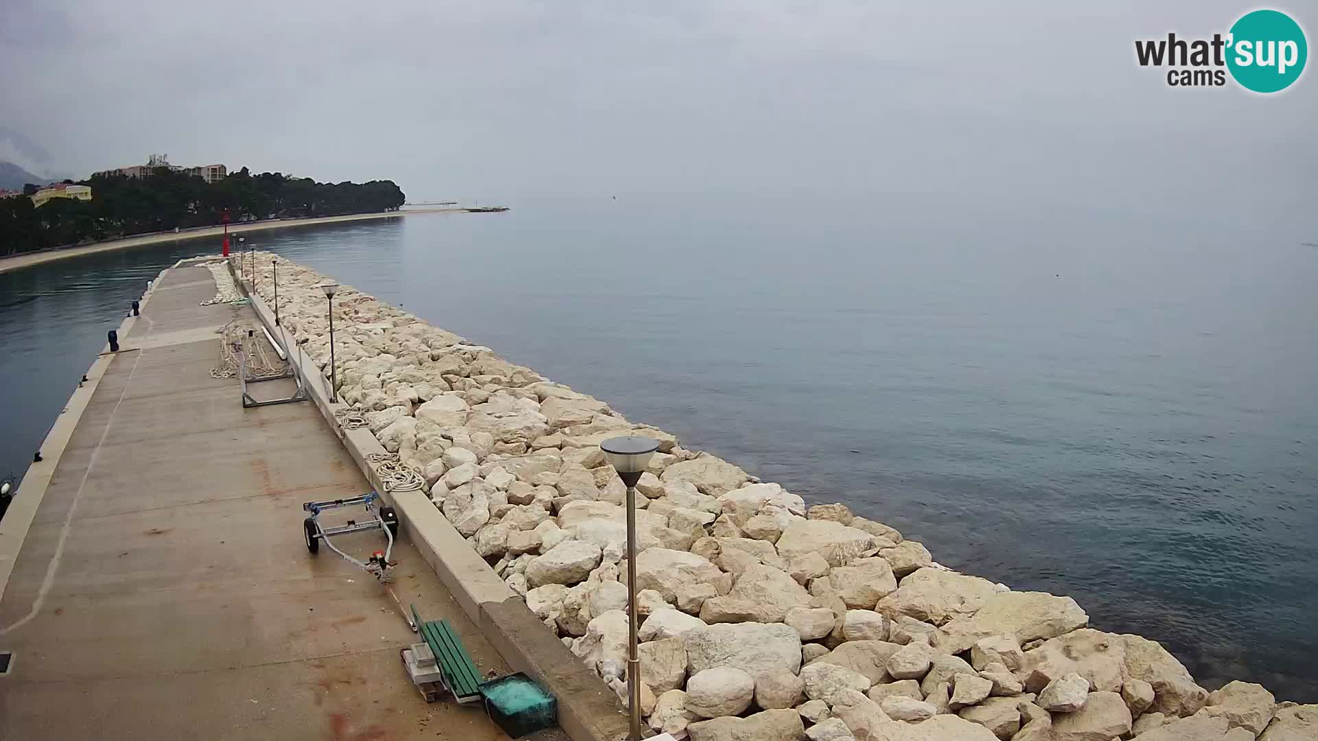 Webcam Basca Voda –  Vista desde el puerto deportivo de la ciudad y la montaña Biokovo