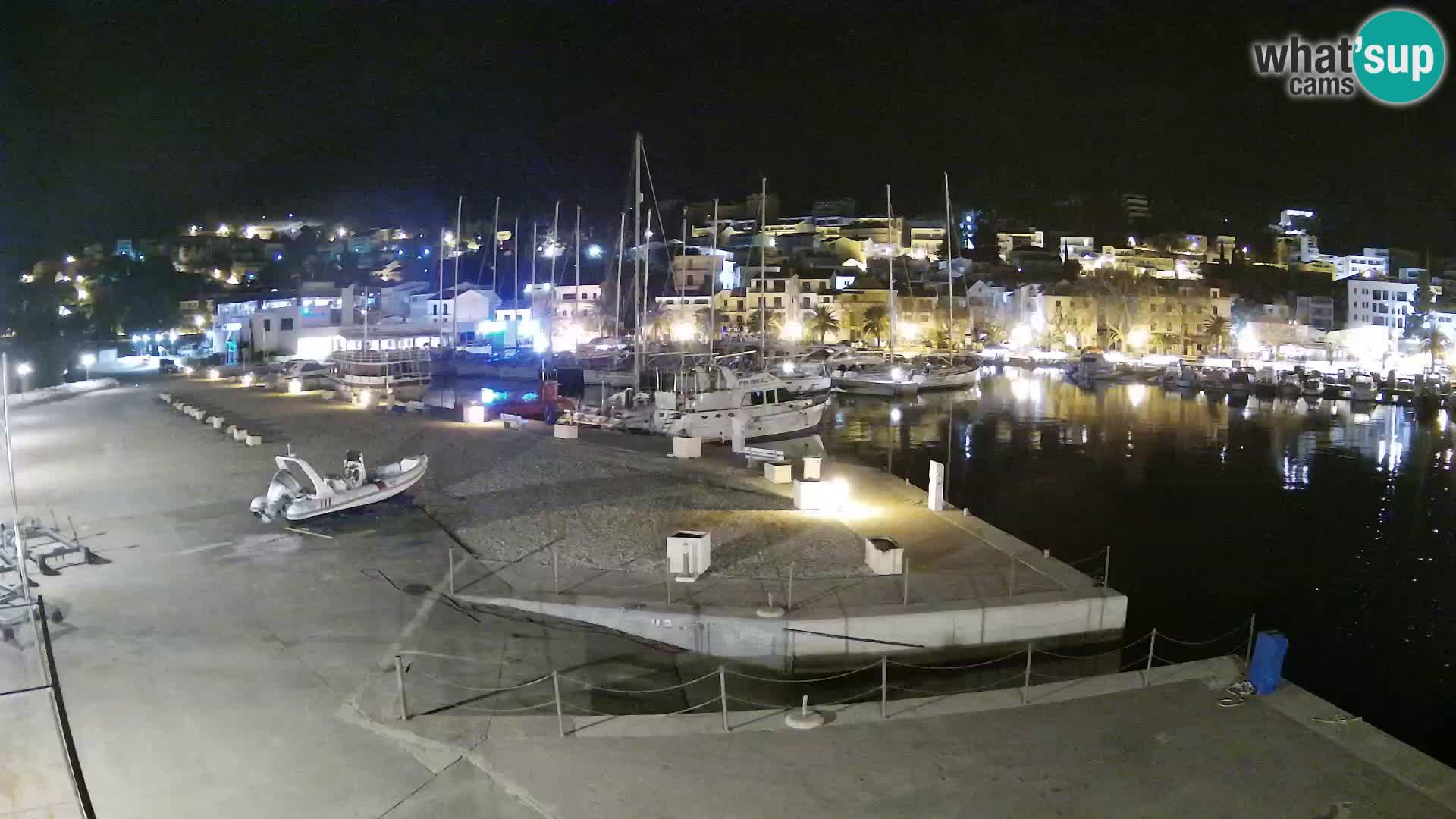 Vue du port de plaisance de la ville et la montagne Biokovo