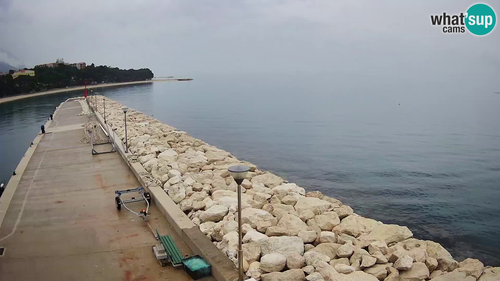 Webcam Basca Voda –  Vista desde el puerto deportivo de la ciudad y la montaña Biokovo