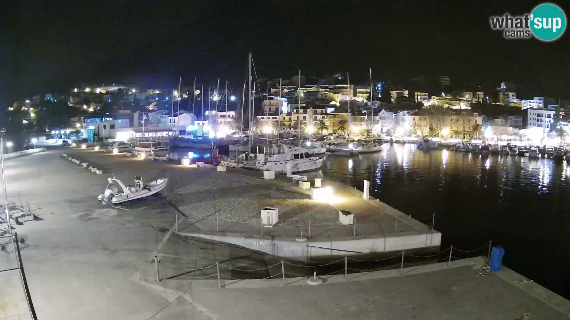 Vue du port de plaisance de la ville et la montagne Biokovo