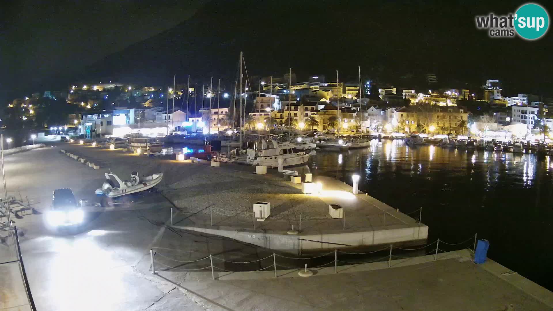 Vue du port de plaisance de la ville et la montagne Biokovo