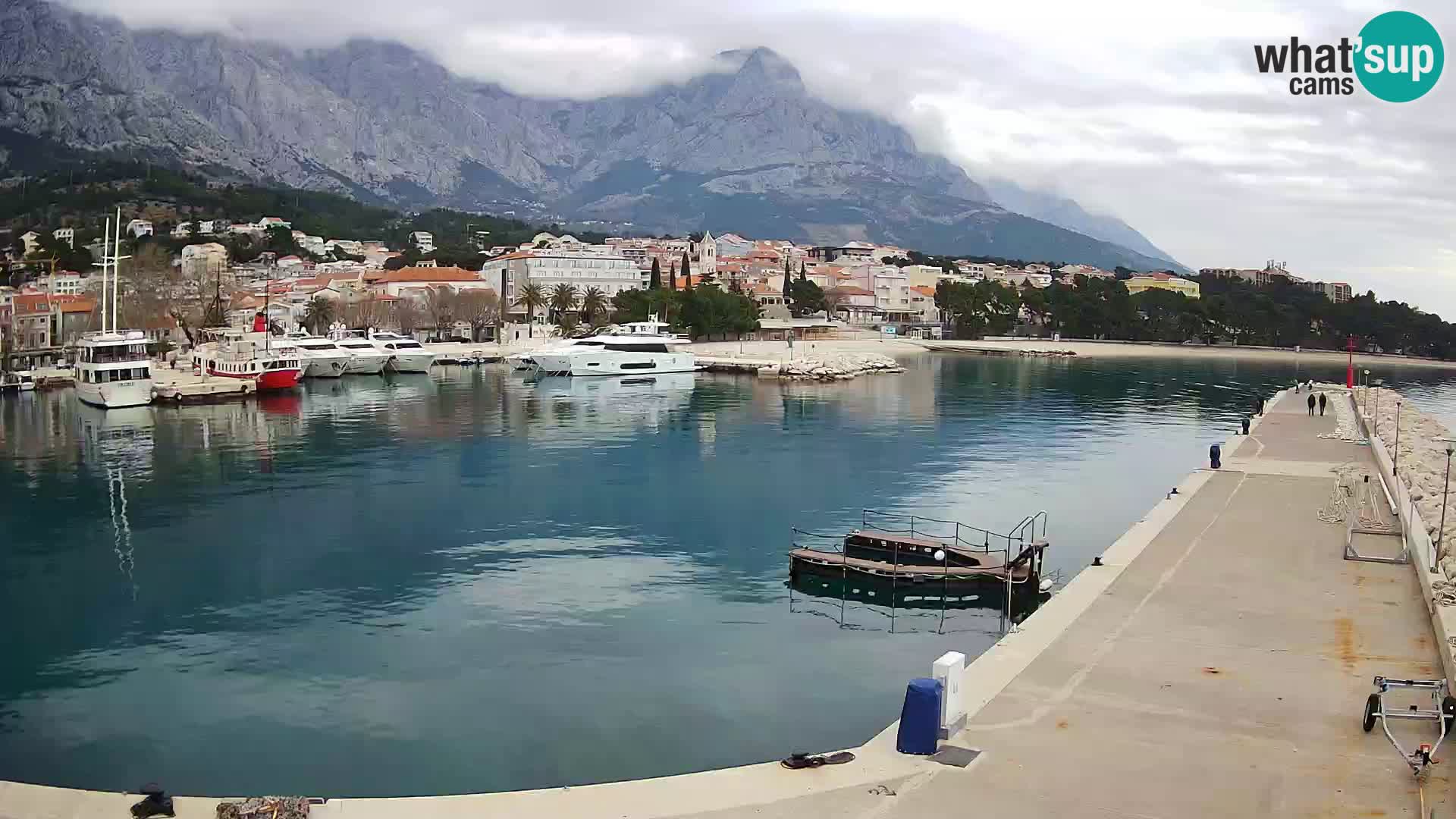 Web Kamera Baška Voda luka – Pogled na grad i masiv Biokovo