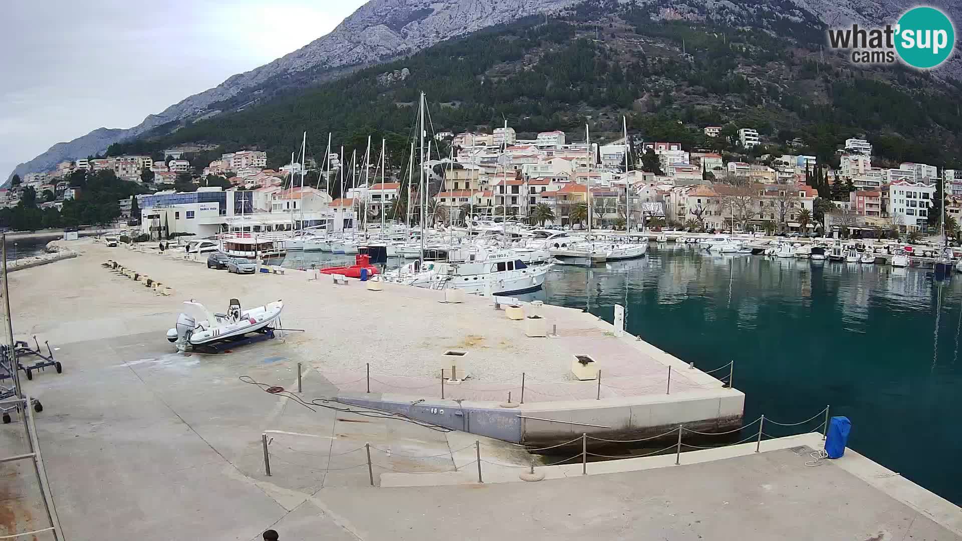 Webcam Basca Voda –  Vista desde el puerto deportivo de la ciudad y la montaña Biokovo