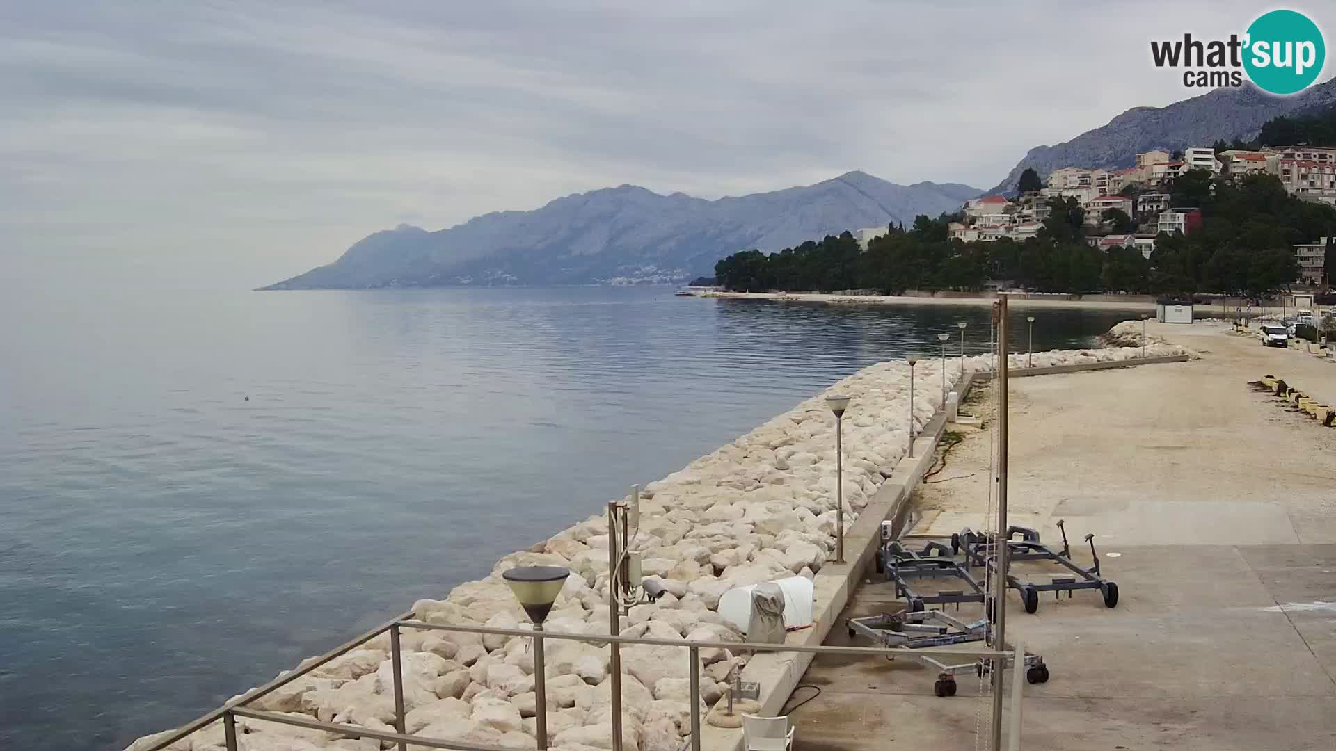 Vue du port de plaisance de la ville et la montagne Biokovo