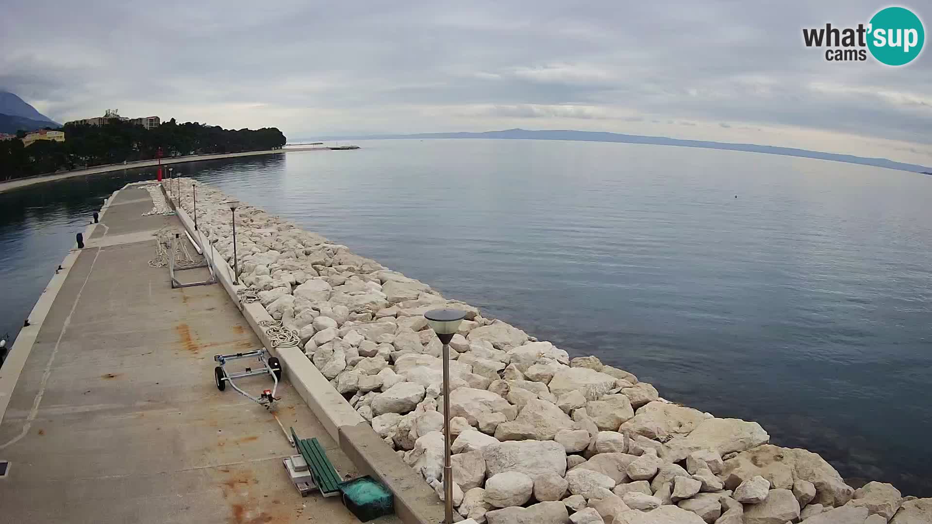 Webcam Basca Voda –  Vista desde el puerto deportivo de la ciudad y la montaña Biokovo