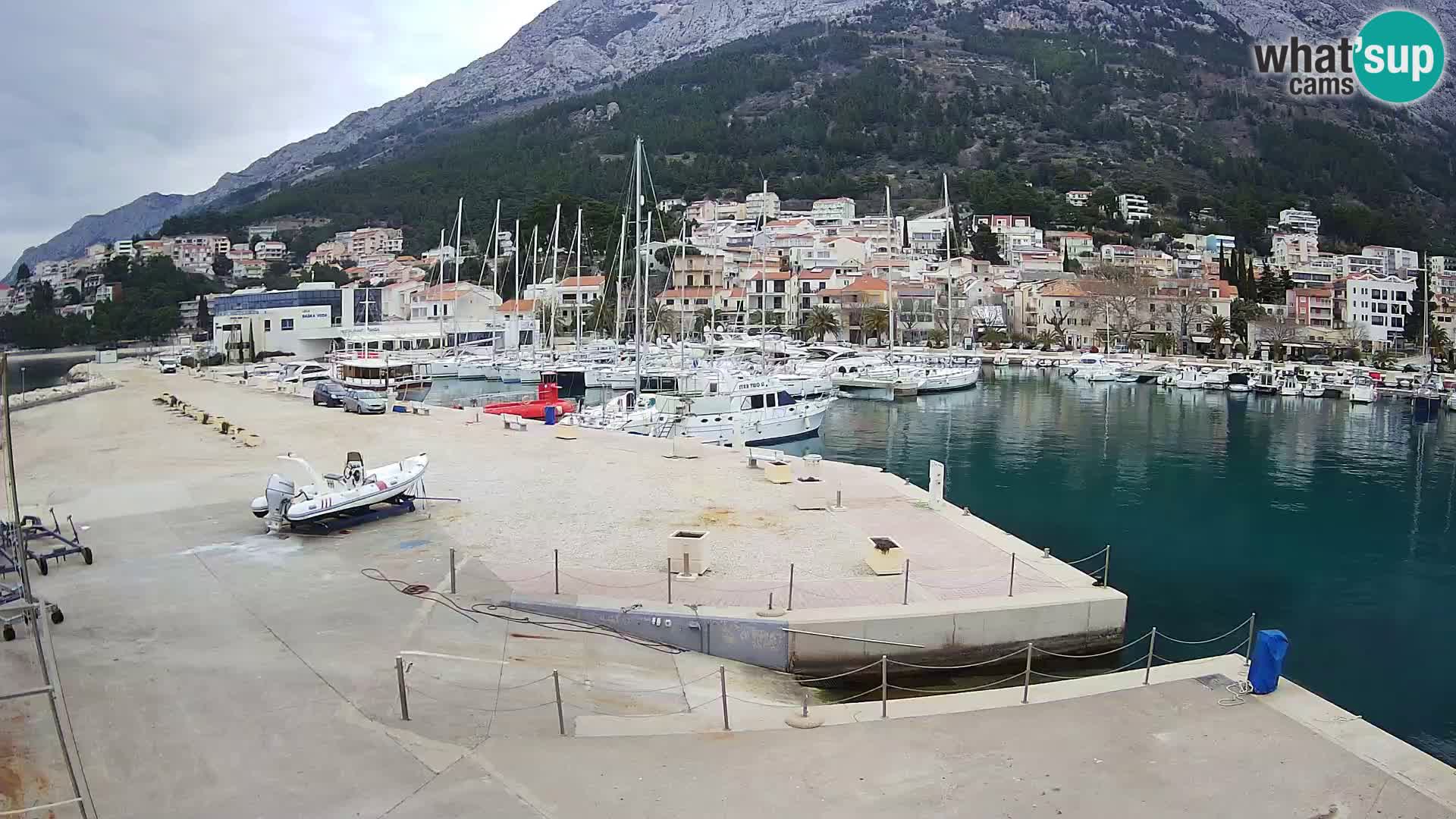 Webcam Basca Voda –  Vista desde el puerto deportivo de la ciudad y la montaña Biokovo