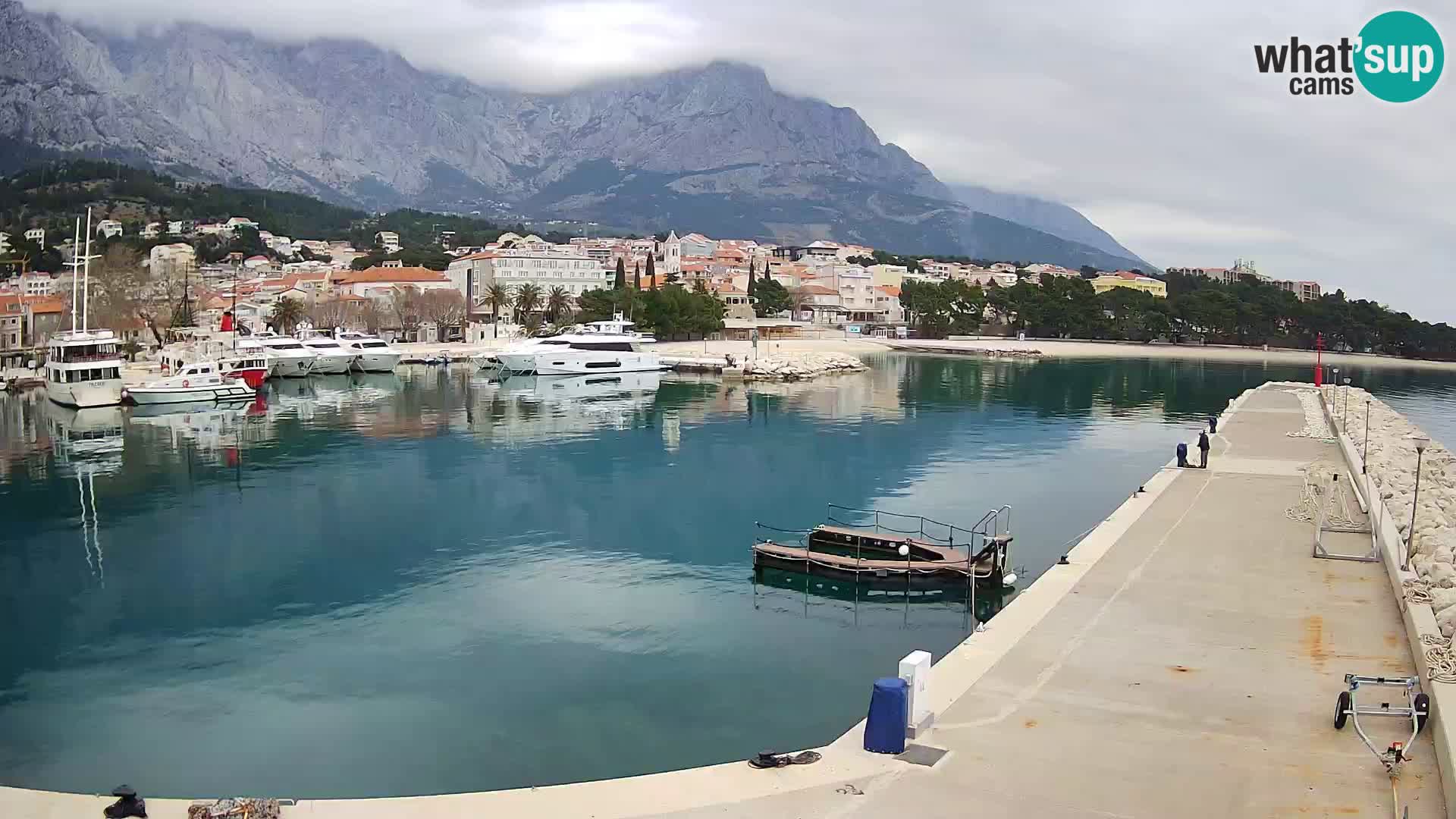 Vue du port de plaisance de la ville et la montagne Biokovo