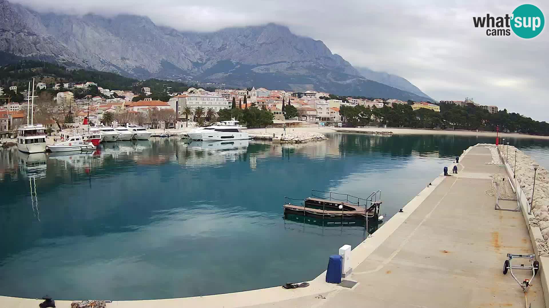 Web Kamera Baška Voda luka – Pogled na grad i masiv Biokovo