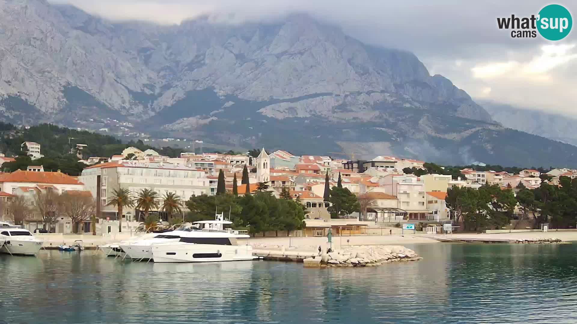 Web Kamera Baška Voda luka – Pogled na grad i masiv Biokovo