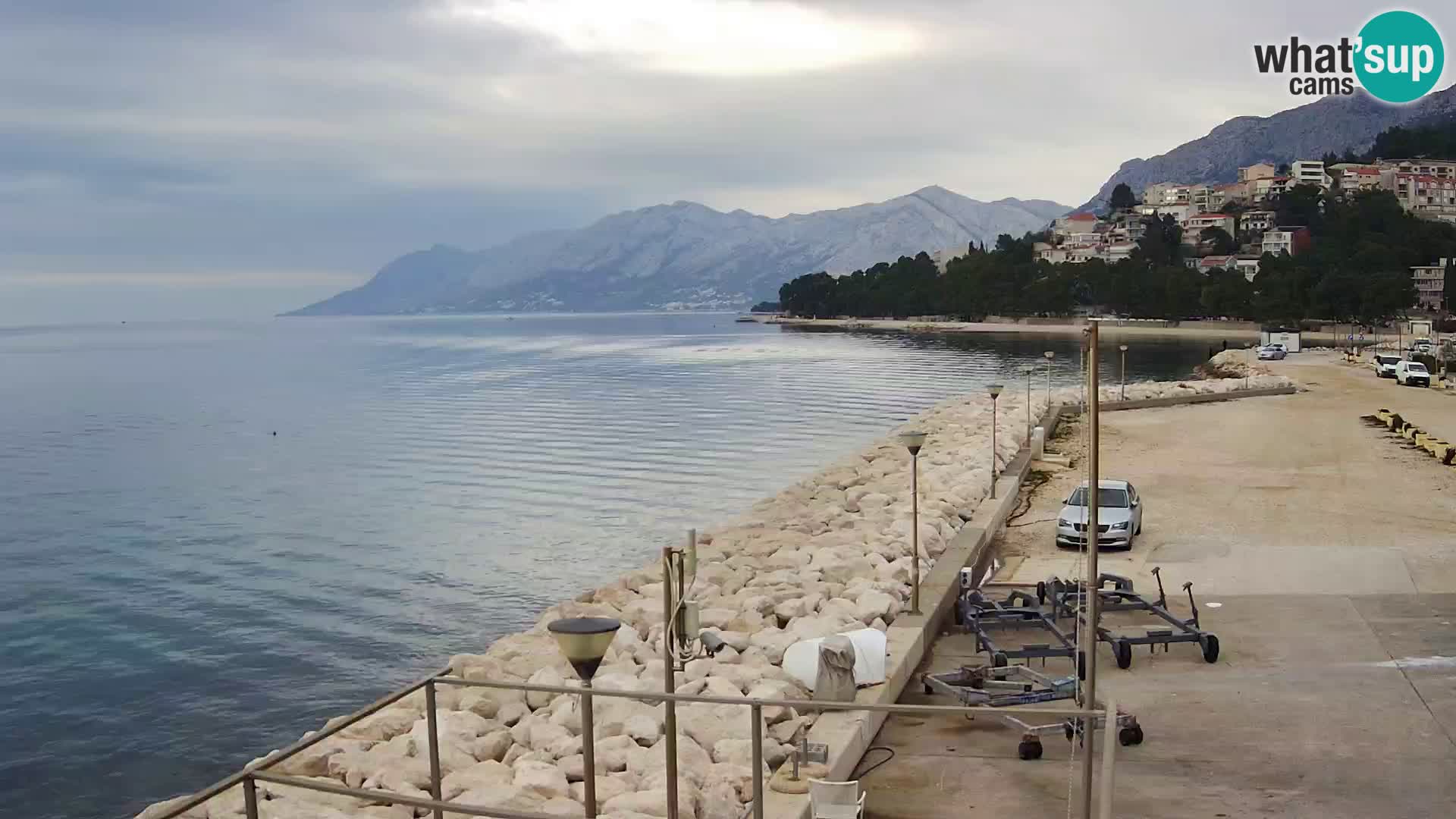 Vue du port de plaisance de la ville et la montagne Biokovo