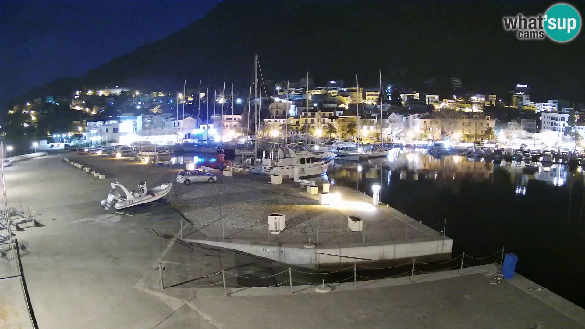 Vue du port de plaisance de la ville et la montagne Biokovo