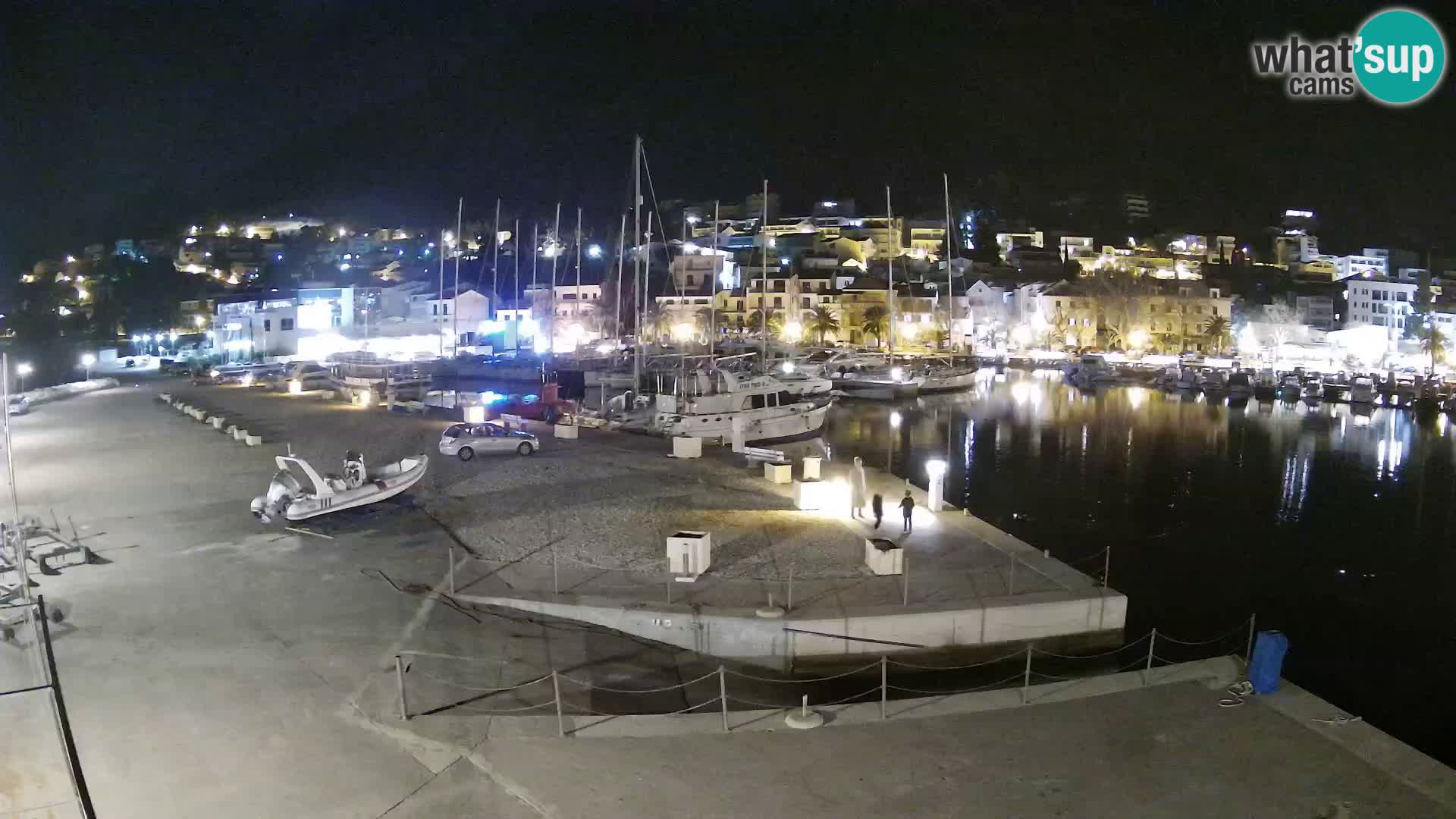 Vue du port de plaisance de la ville et la montagne Biokovo