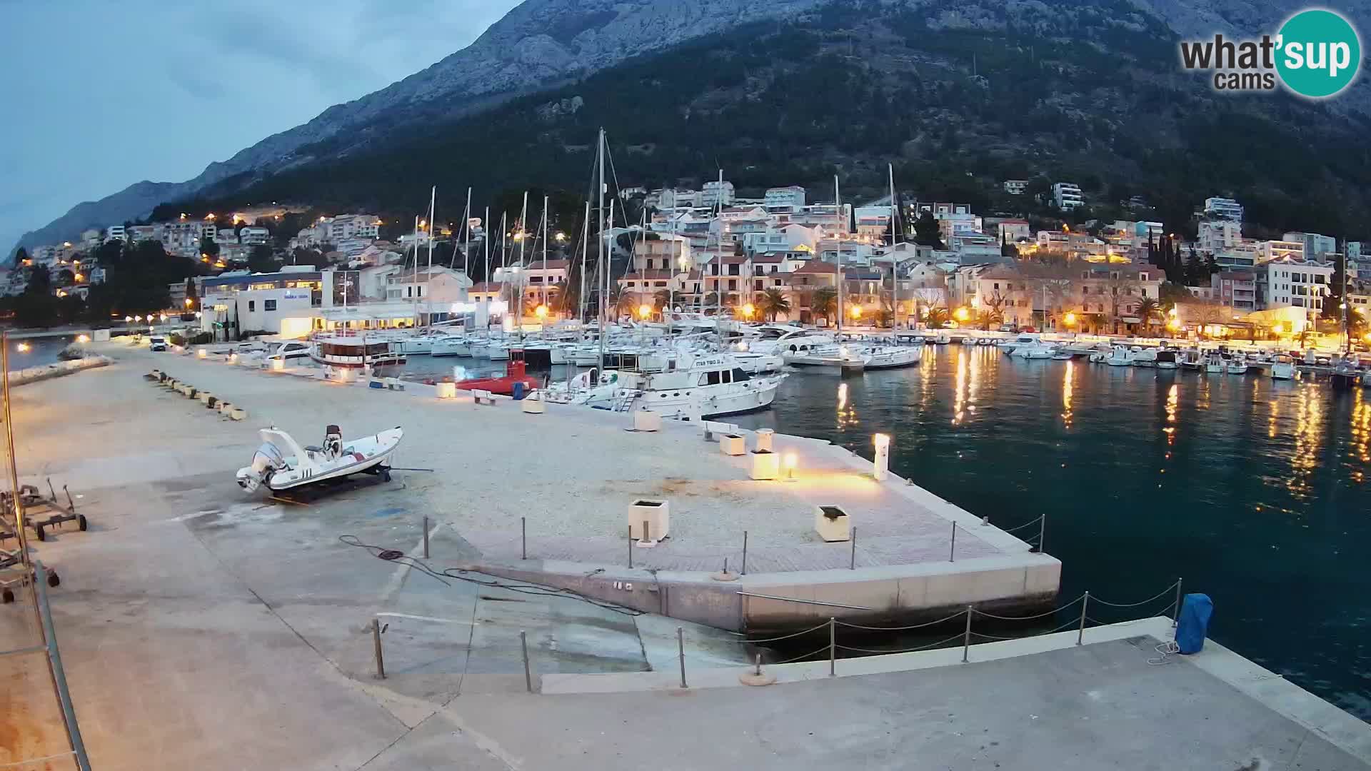 Webcam Basca Voda –  Vista desde el puerto deportivo de la ciudad y la montaña Biokovo