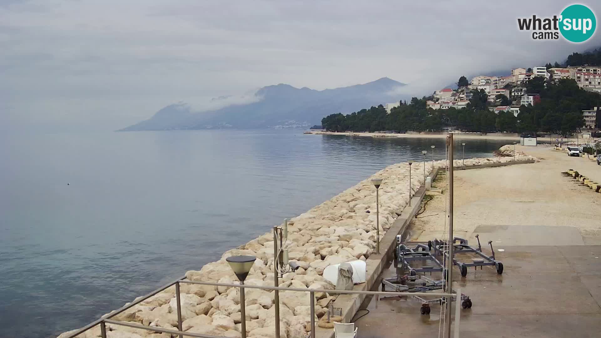 Vue du port de plaisance de la ville et la montagne Biokovo