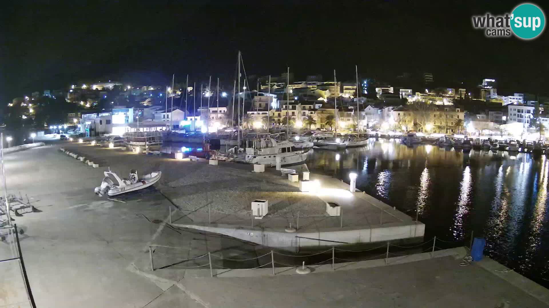 Vue du port de plaisance de la ville et la montagne Biokovo