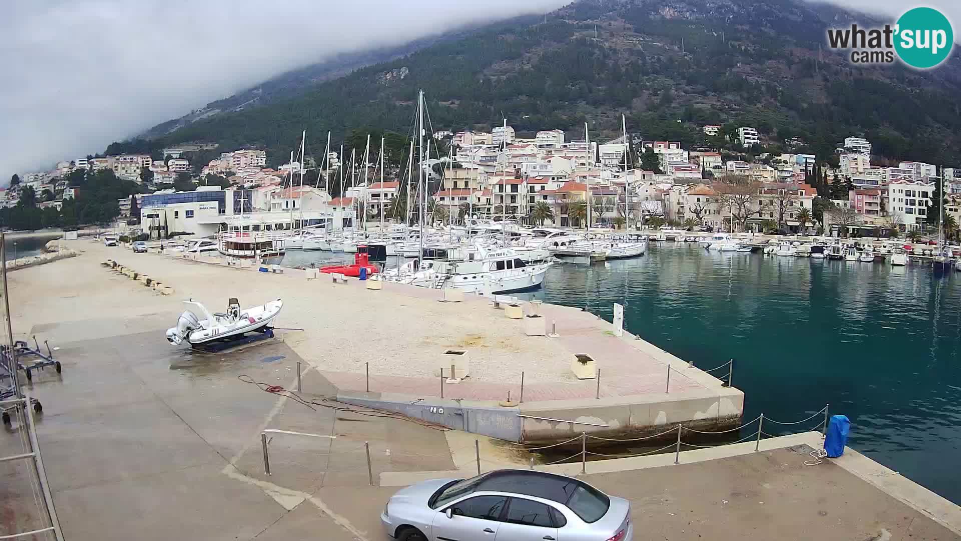 Webcam Basca Voda –  Vista desde el puerto deportivo de la ciudad y la montaña Biokovo