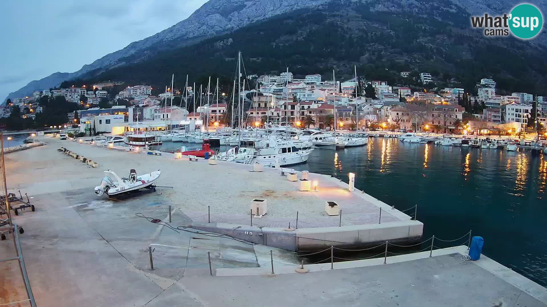 Webcam Basca Voda –  Vista desde el puerto deportivo de la ciudad y la montaña Biokovo