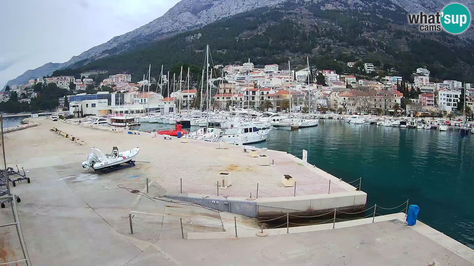 Webcam Basca Voda –  Vista desde el puerto deportivo de la ciudad y la montaña Biokovo