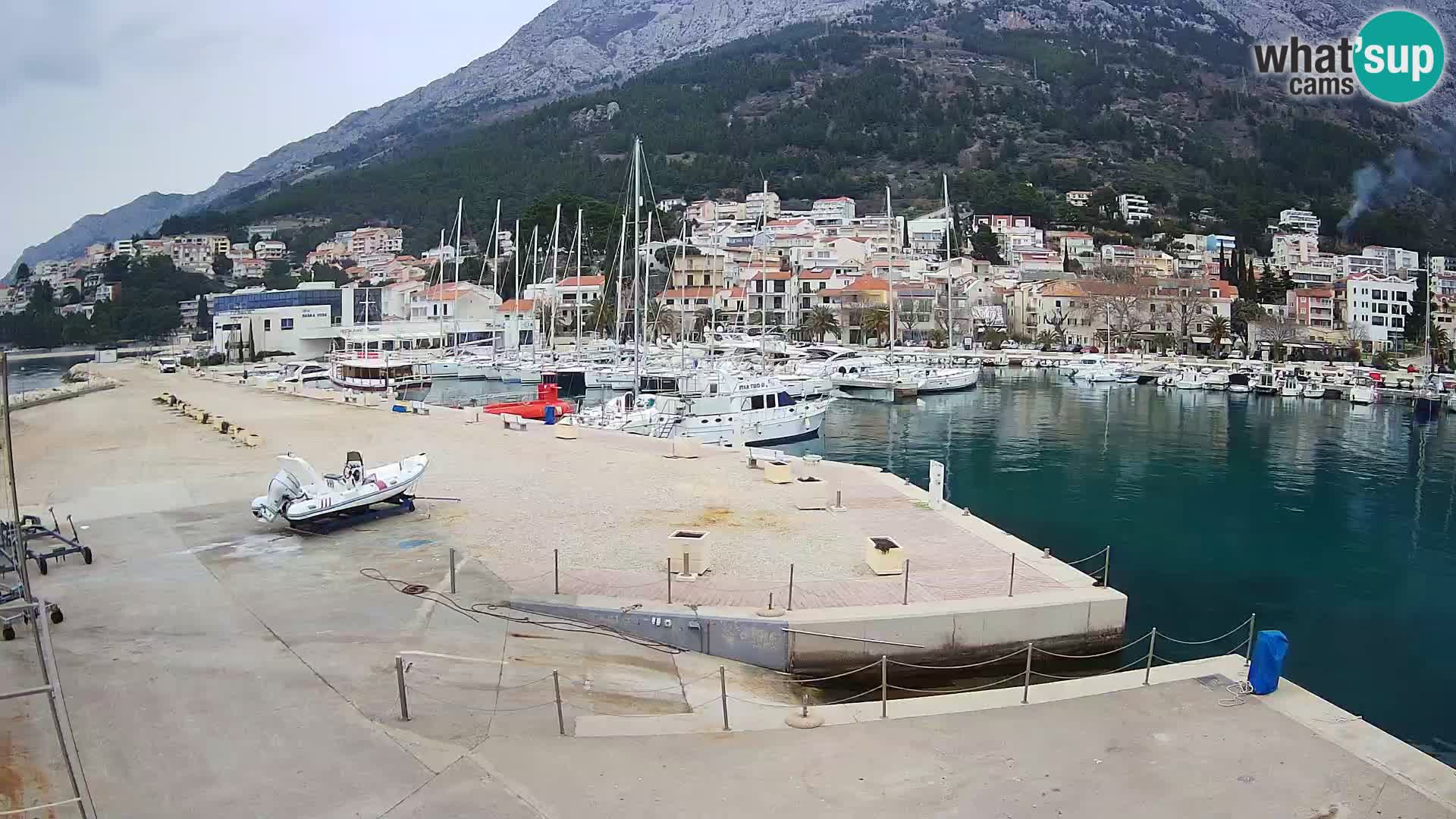 Vue du port de plaisance de la ville et la montagne Biokovo