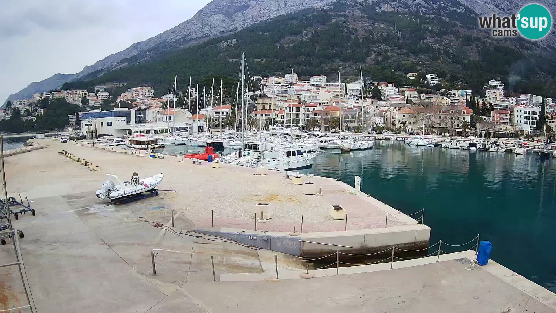 Webcam Basca Voda –  Vista desde el puerto deportivo de la ciudad y la montaña Biokovo