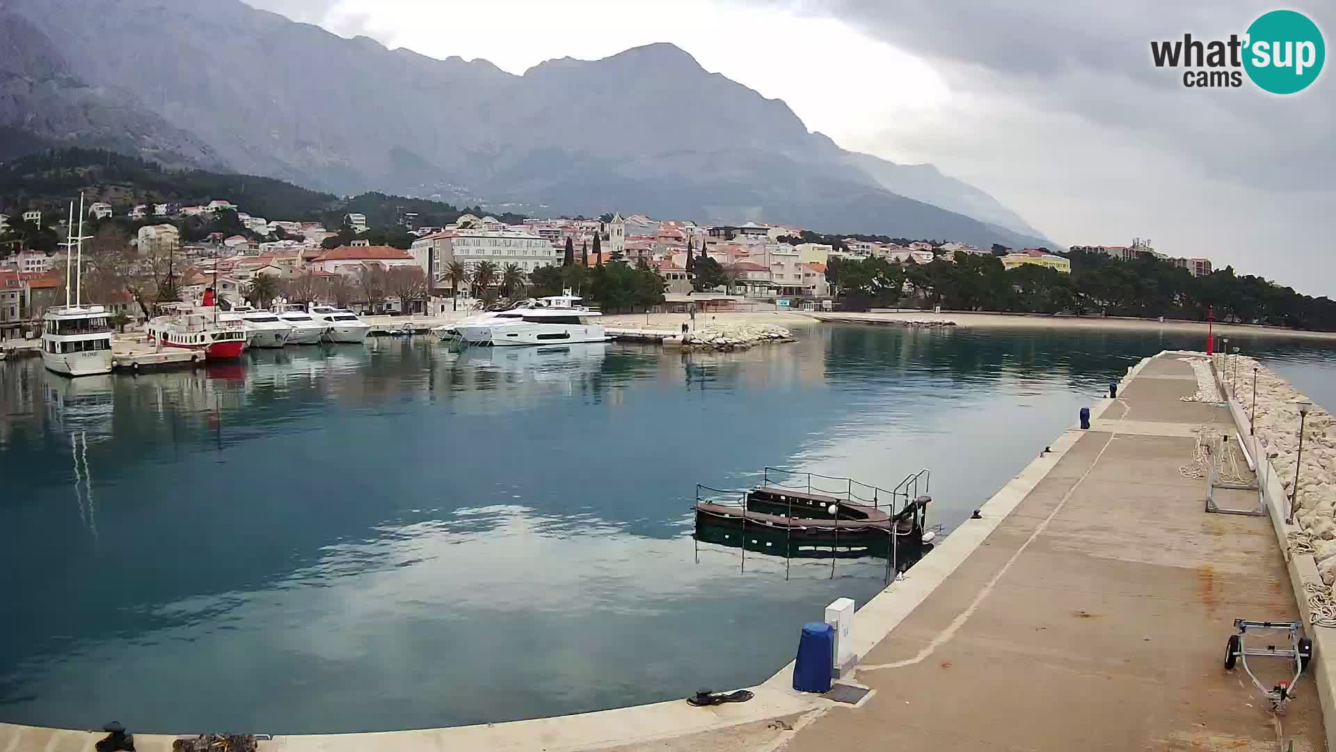 Vue du port de plaisance de la ville et la montagne Biokovo