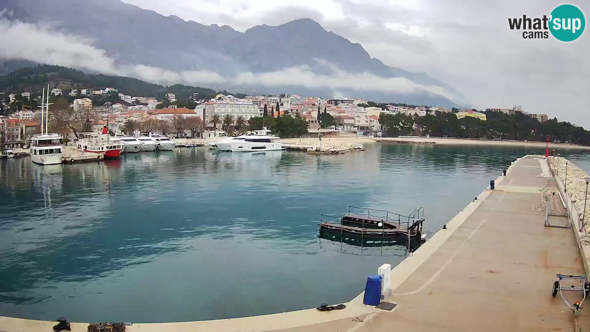 Vue du port de plaisance de la ville et la montagne Biokovo