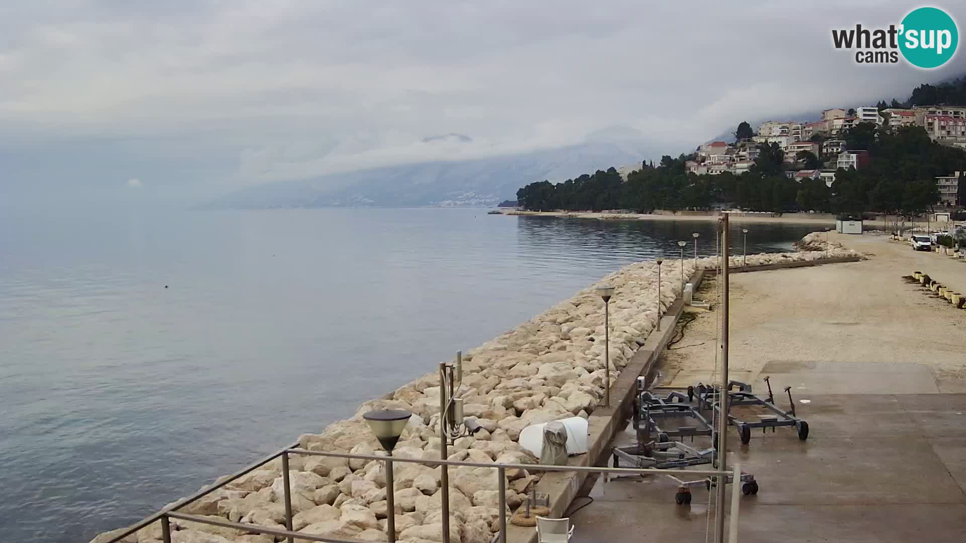 Webcam Basca Voda –  Vista desde el puerto deportivo de la ciudad y la montaña Biokovo