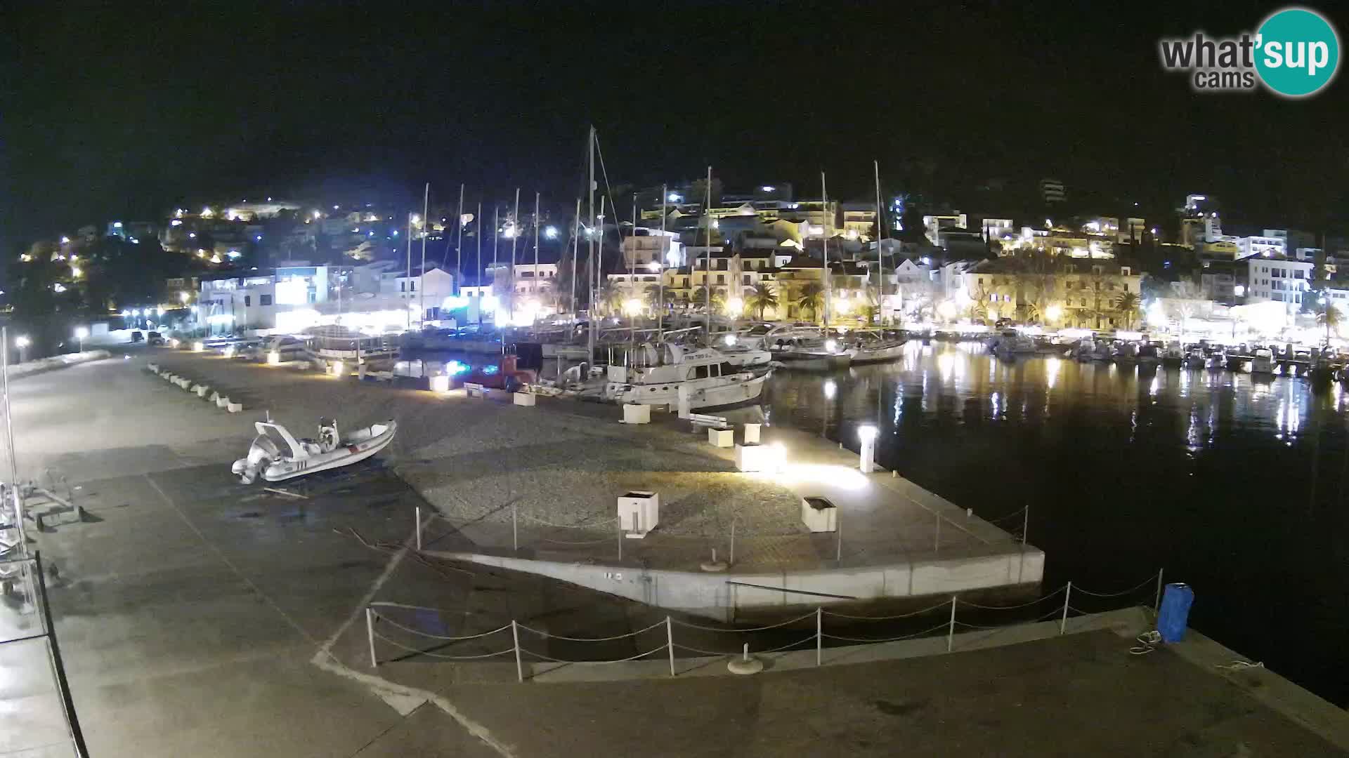 Vue du port de plaisance de la ville et la montagne Biokovo