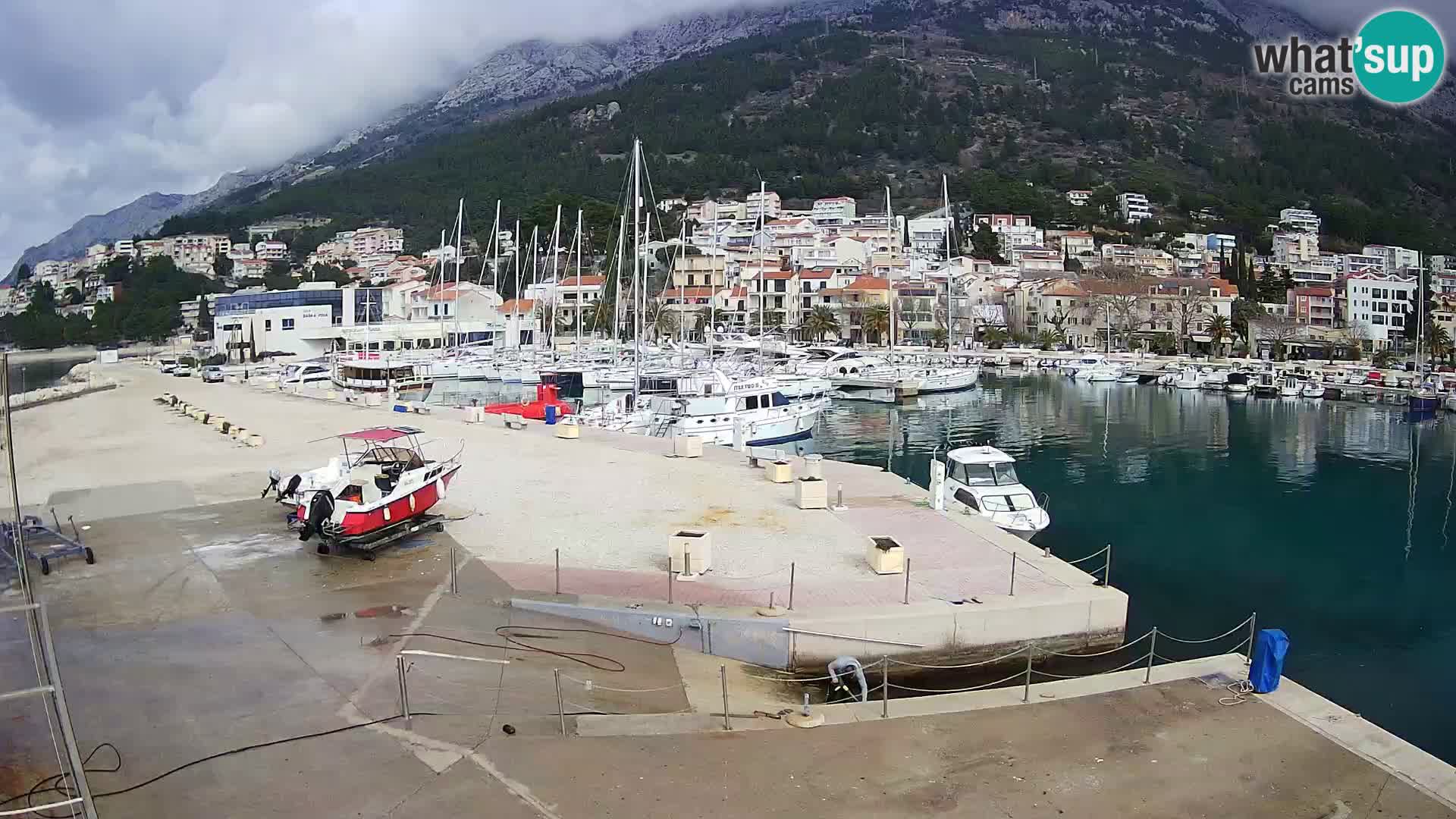 Webcam Basca Voda –  Vista desde el puerto deportivo de la ciudad y la montaña Biokovo