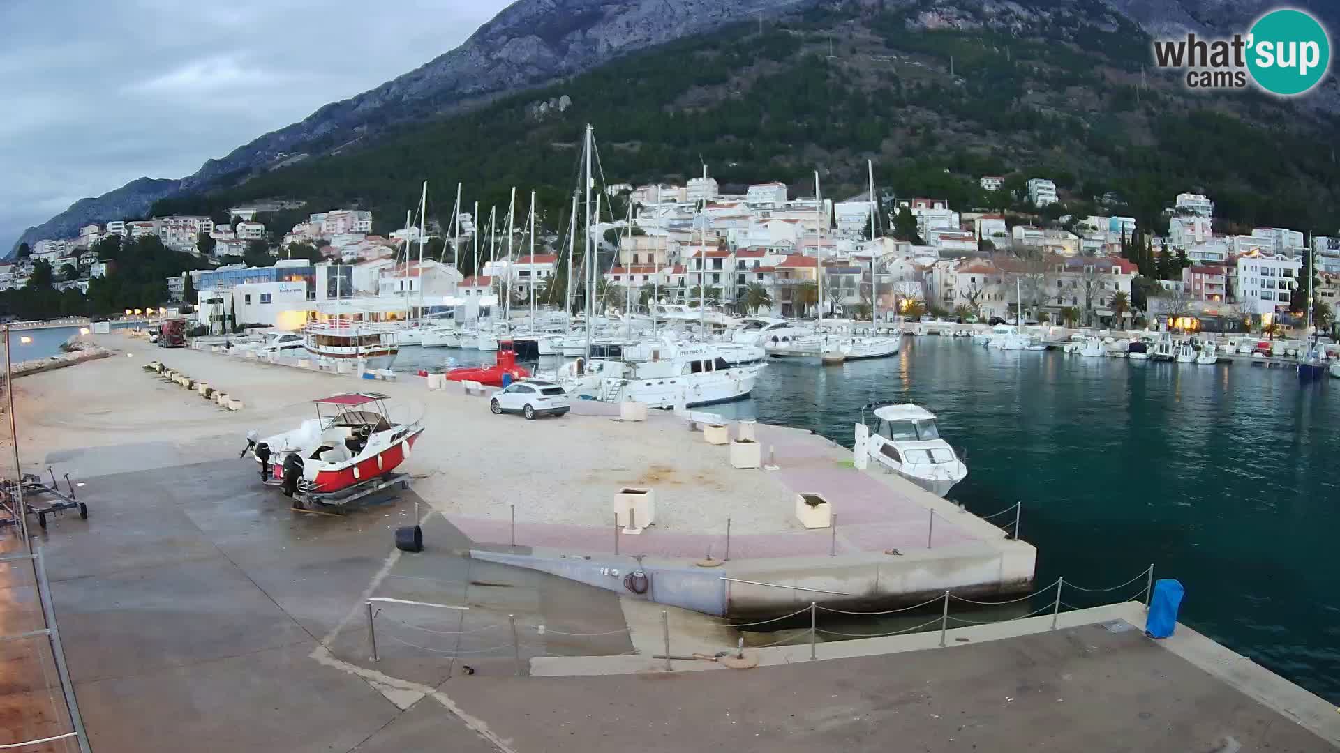 Webcam Basca Voda –  Vista desde el puerto deportivo de la ciudad y la montaña Biokovo