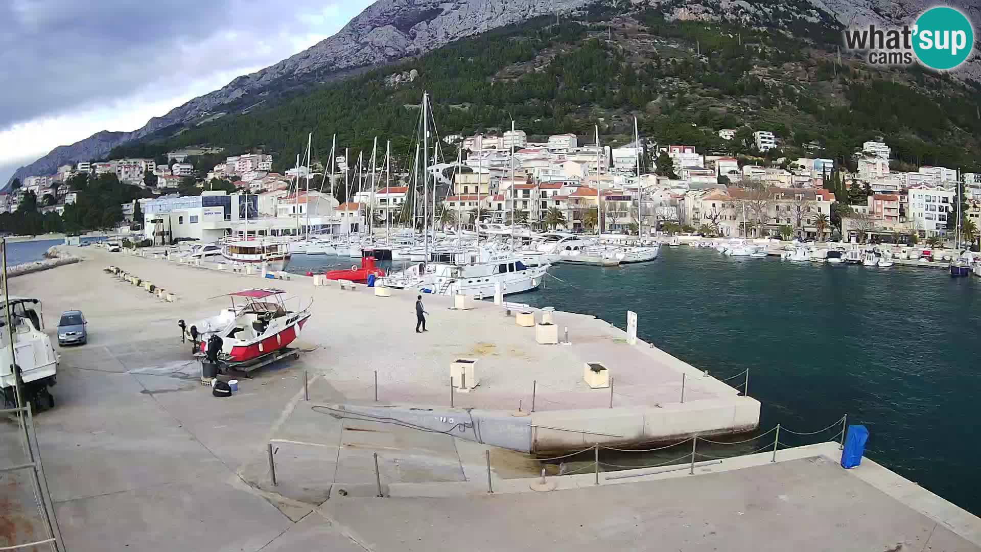 Webcam Basca Voda –  Vista desde el puerto deportivo de la ciudad y la montaña Biokovo