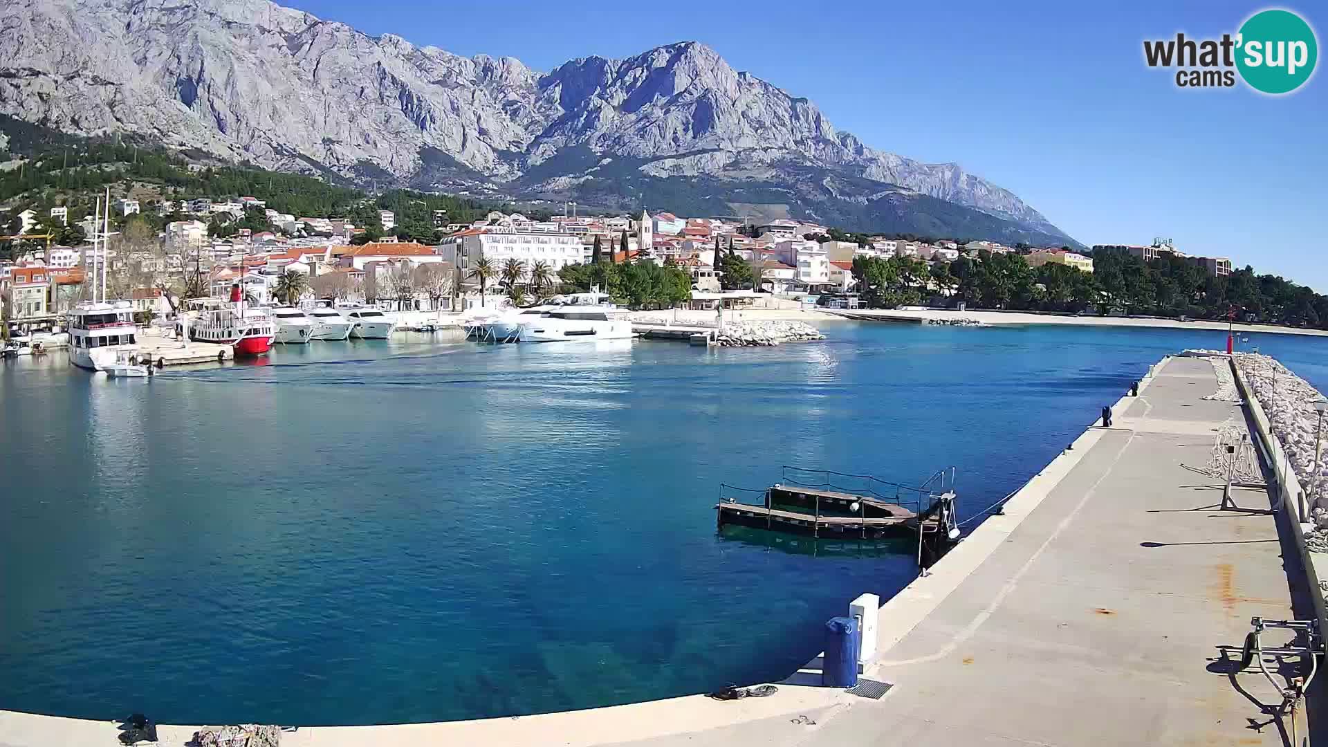 Webcam Basca Voda –  Vista desde el puerto deportivo de la ciudad y la montaña Biokovo