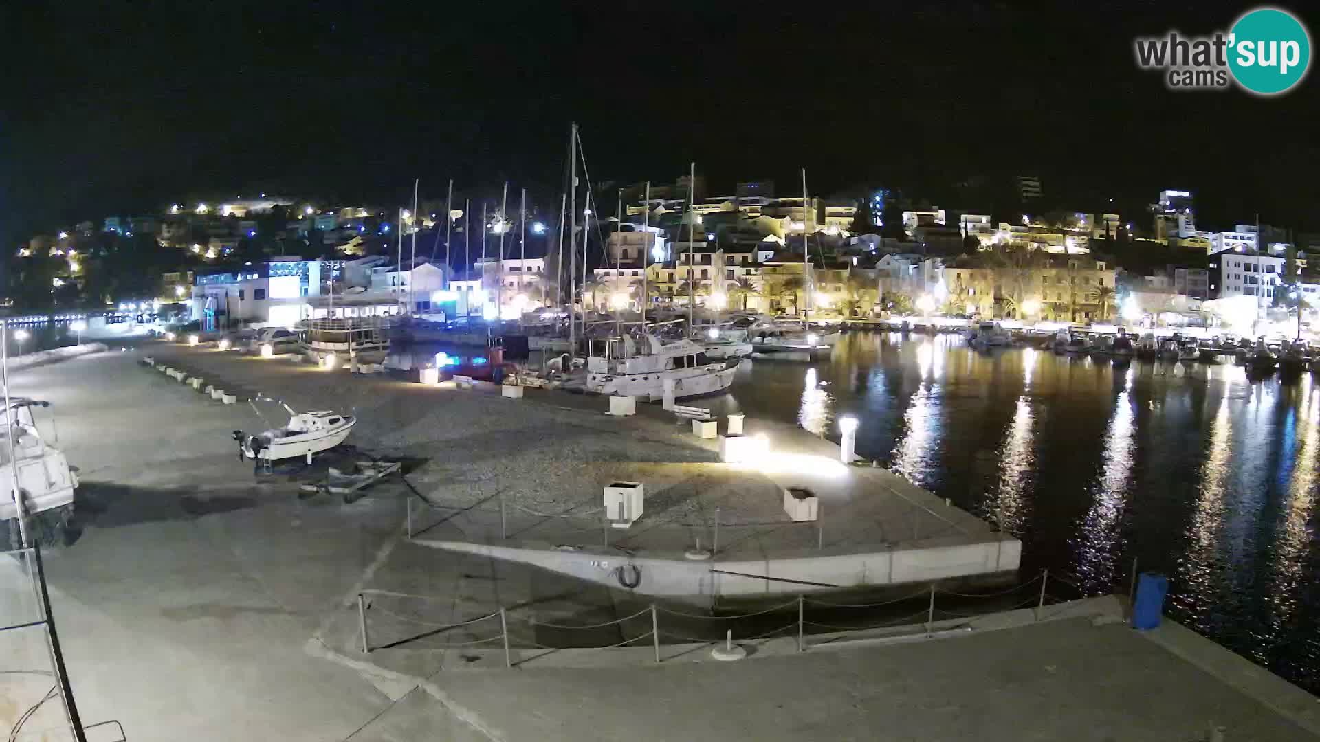 Vue du port de plaisance de la ville et la montagne Biokovo