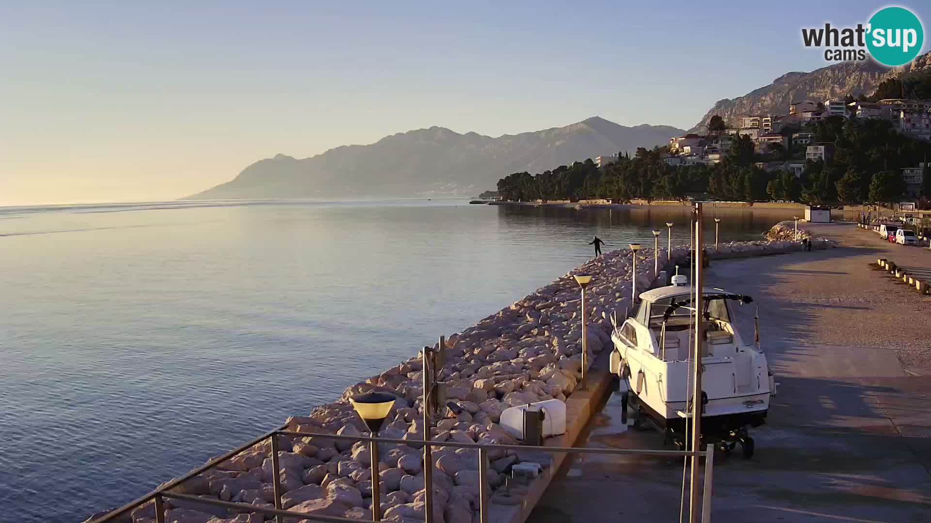 Vue du port de plaisance de la ville et la montagne Biokovo