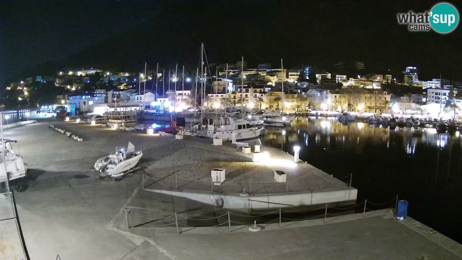 Vue du port de plaisance de la ville et la montagne Biokovo