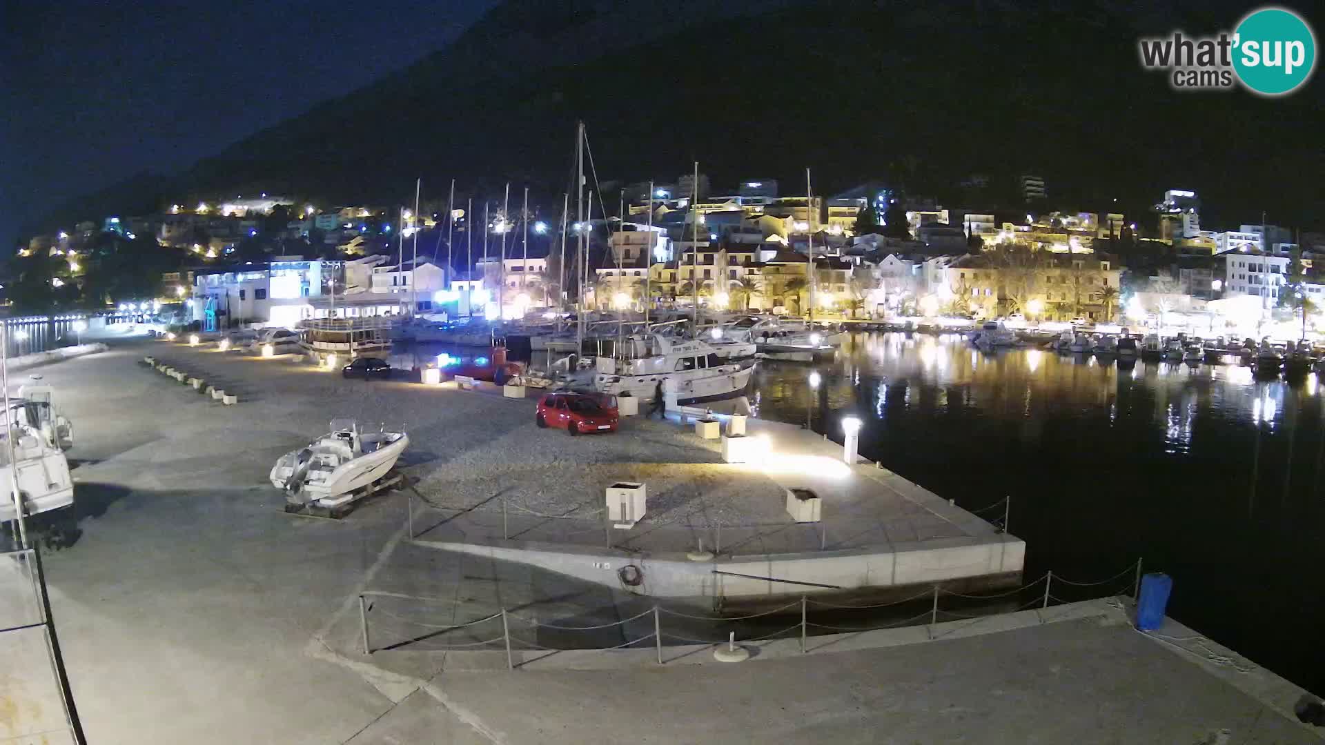 Vue du port de plaisance de la ville et la montagne Biokovo