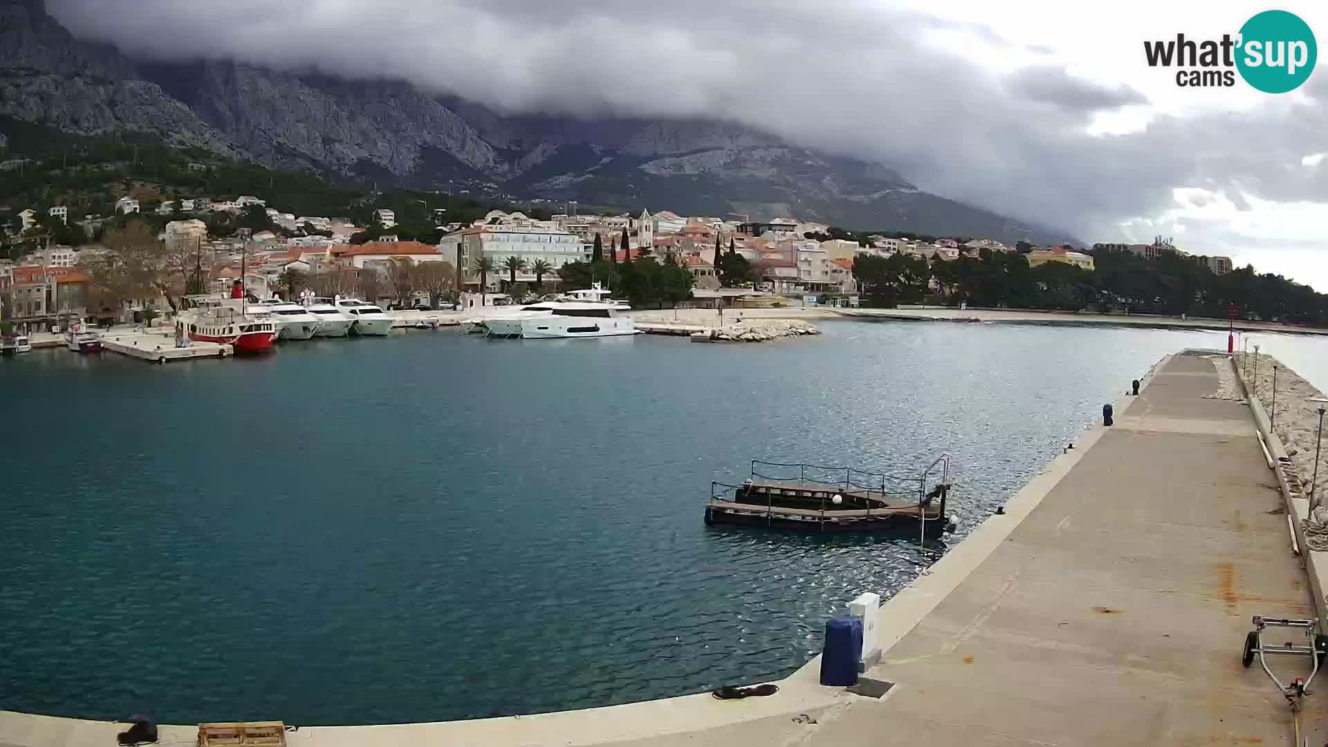 Vue du port de plaisance de la ville et la montagne Biokovo