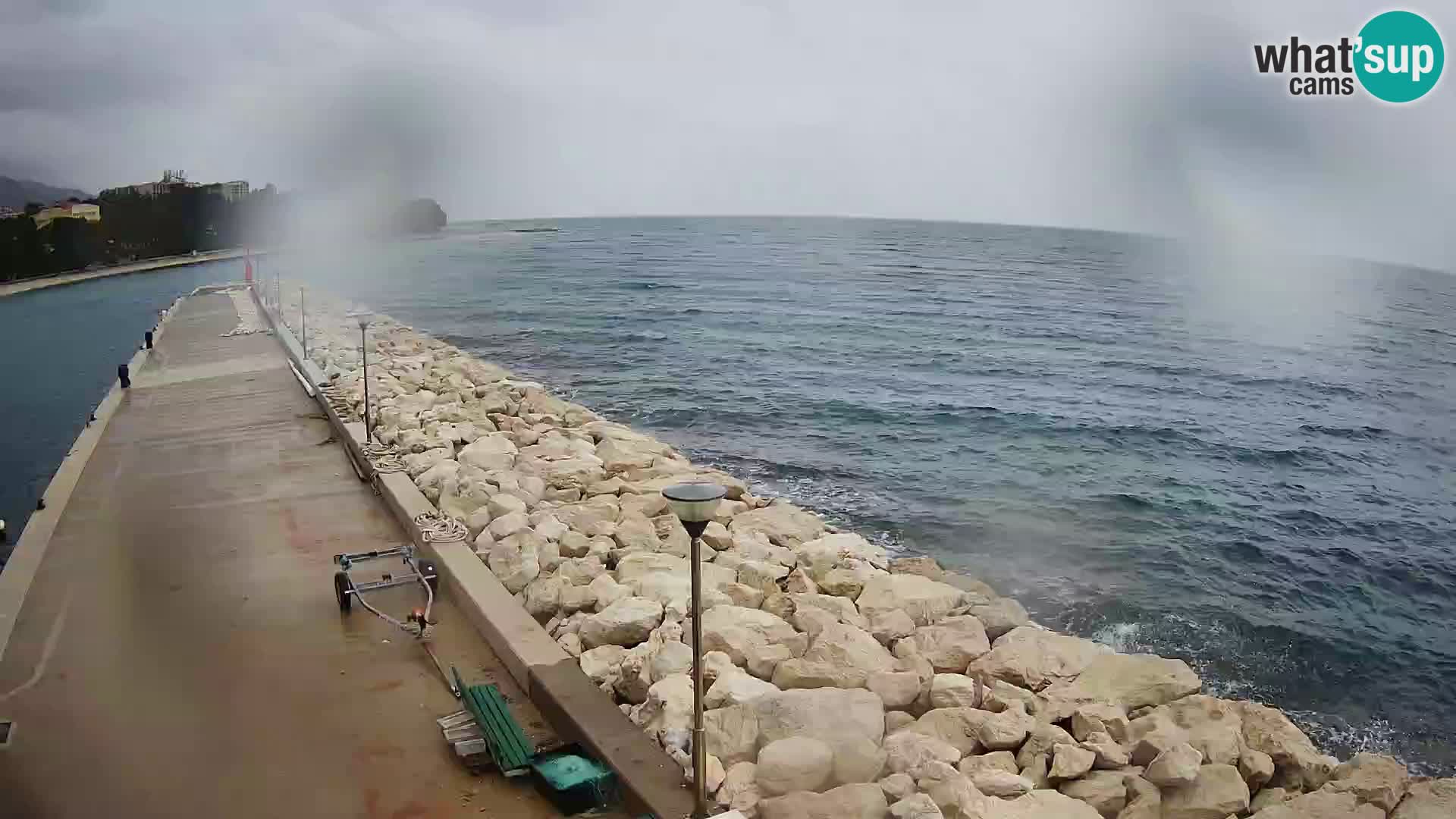 Vue du port de plaisance de la ville et la montagne Biokovo