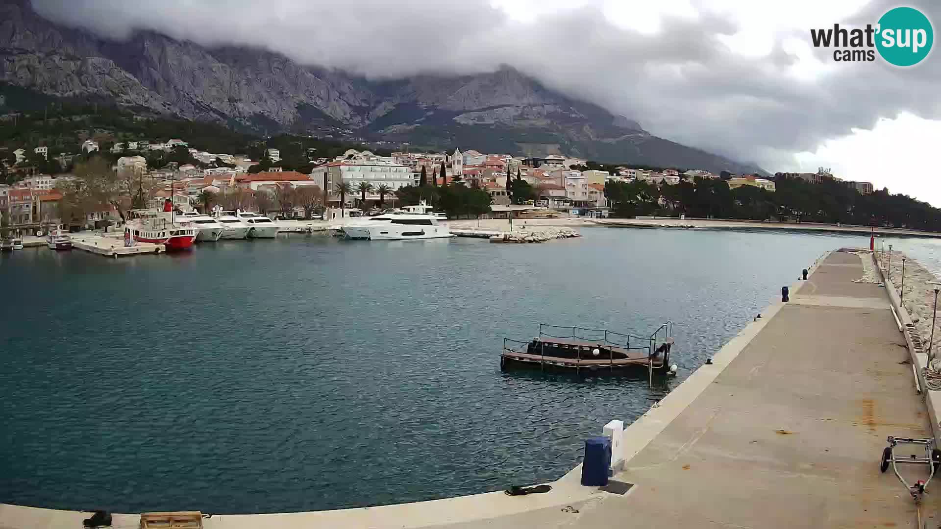 Vue du port de plaisance de la ville et la montagne Biokovo