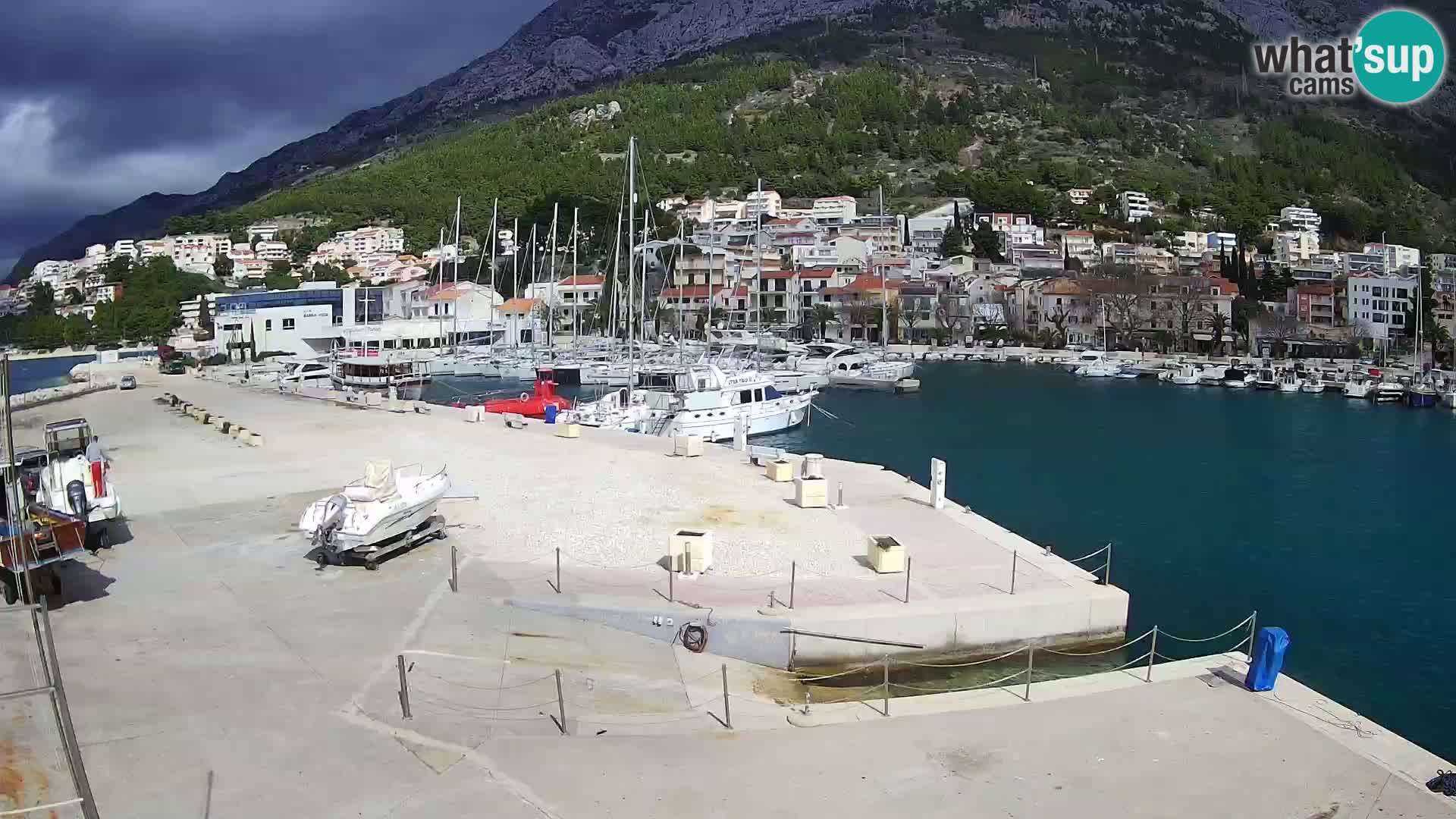 Vue du port de plaisance de la ville et la montagne Biokovo