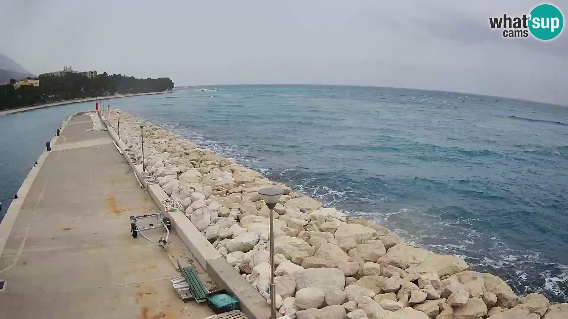 Webcam Basca Voda –  Vista desde el puerto deportivo de la ciudad y la montaña Biokovo