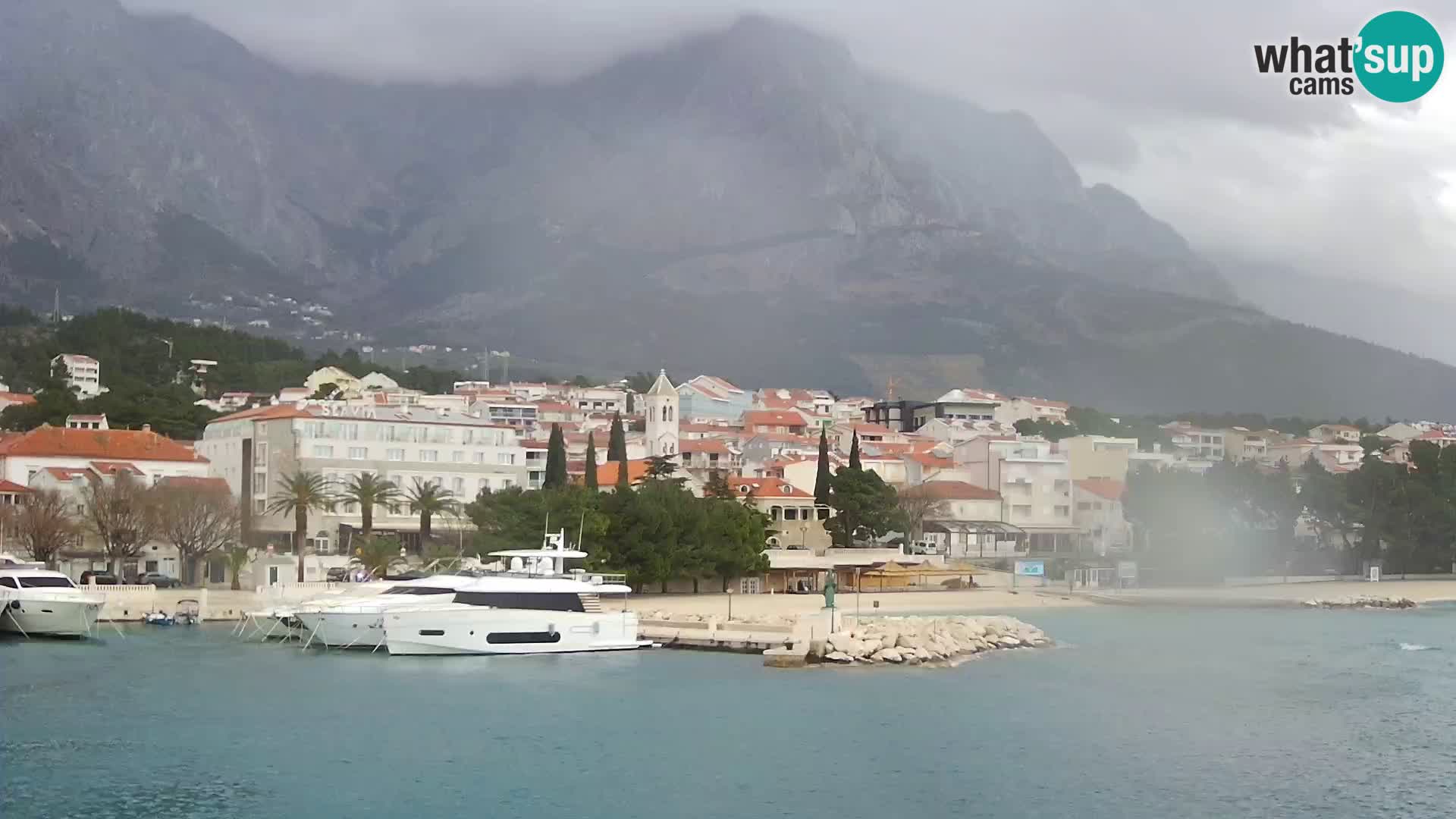 Webcam Basca Voda –  Vista desde el puerto deportivo de la ciudad y la montaña Biokovo