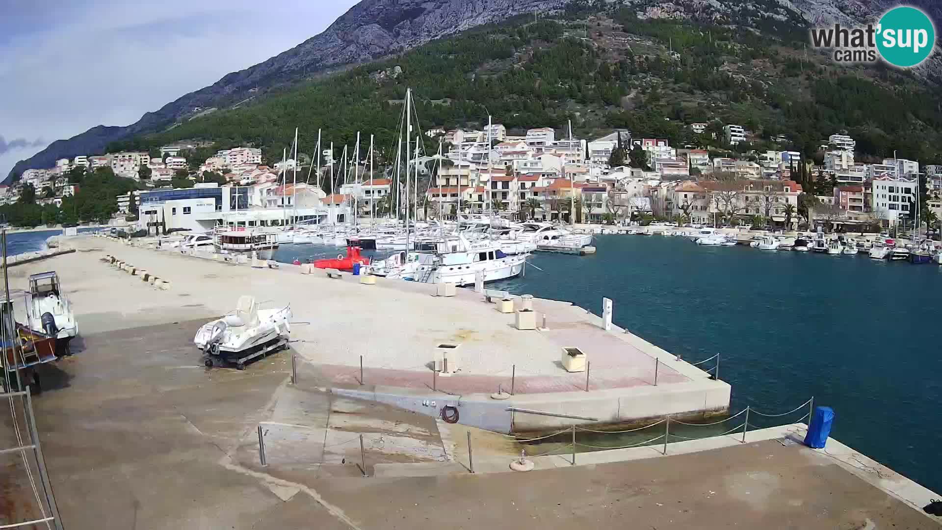 Vue du port de plaisance de la ville et la montagne Biokovo