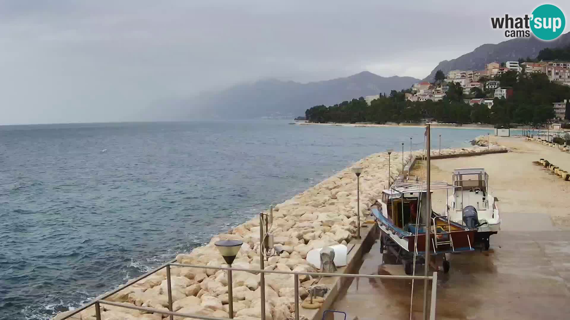 Vue du port de plaisance de la ville et la montagne Biokovo