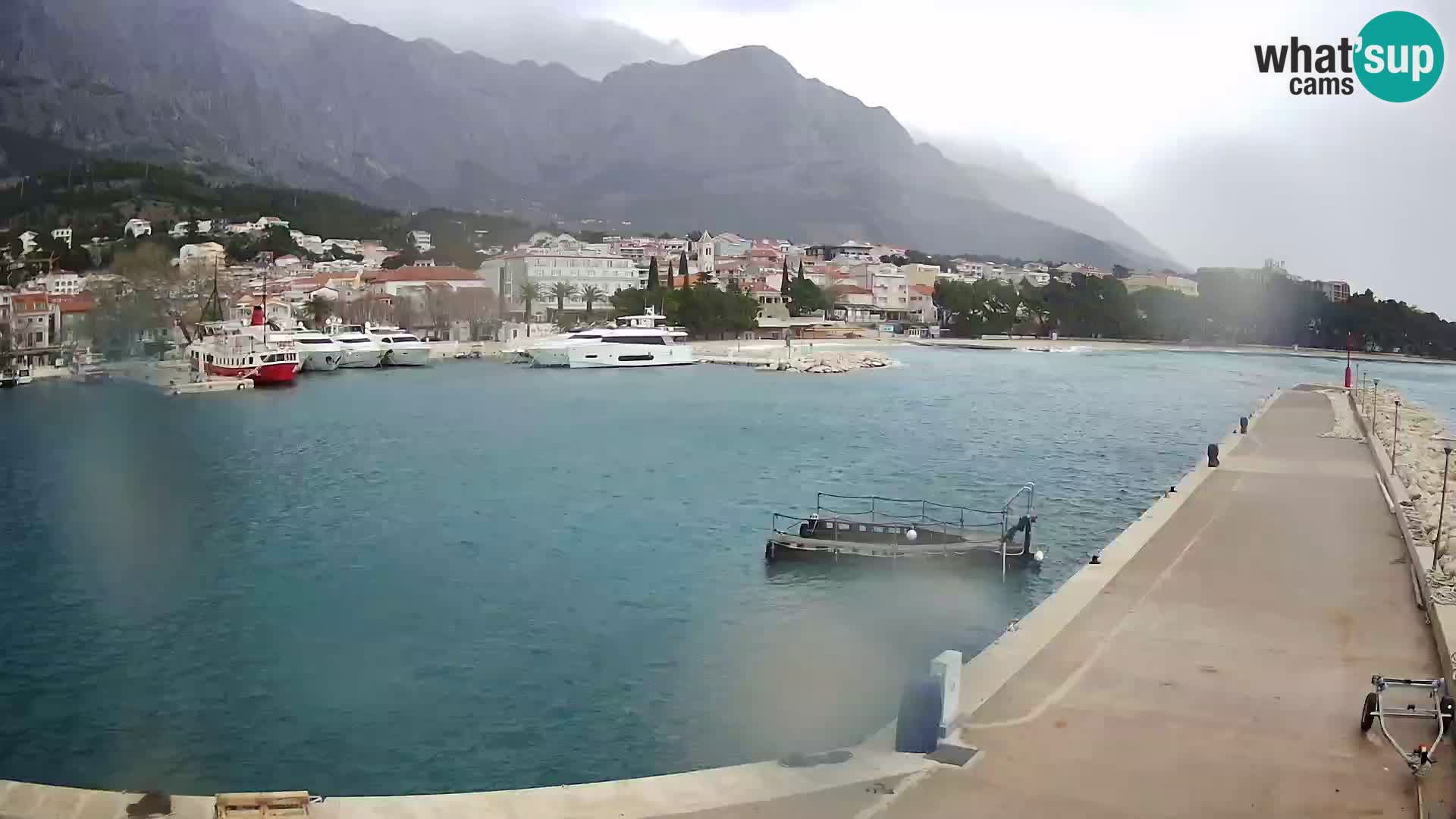 Vue du port de plaisance de la ville et la montagne Biokovo