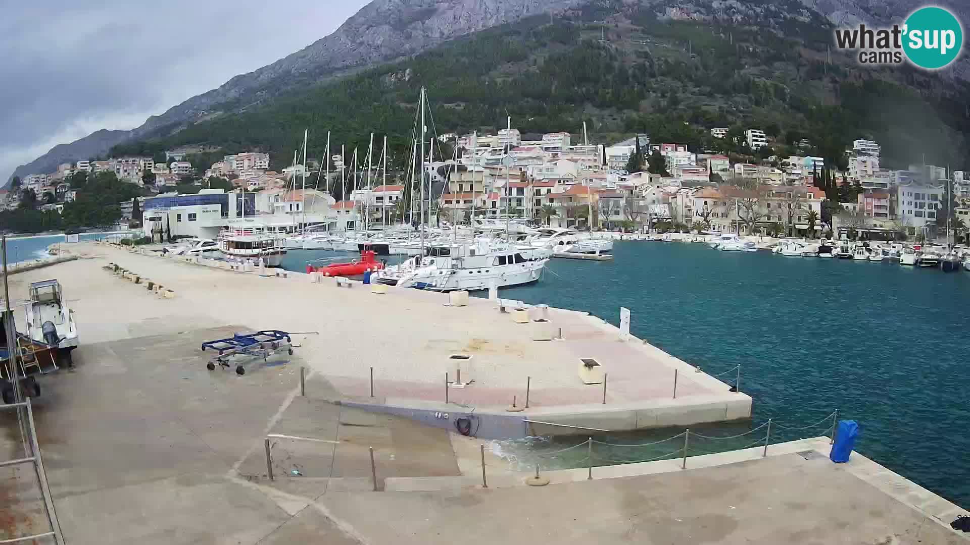 Vue du port de plaisance de la ville et la montagne Biokovo