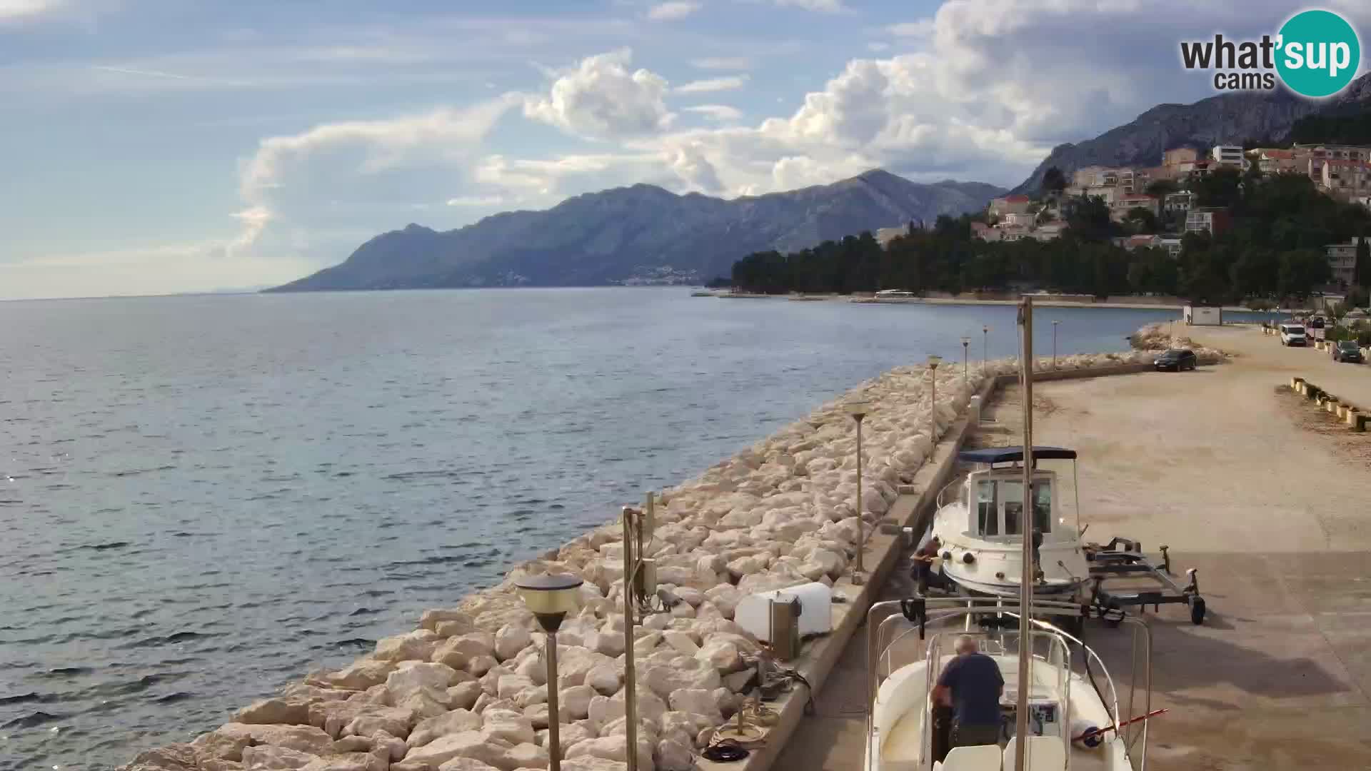 Vue du port de plaisance de la ville et la montagne Biokovo