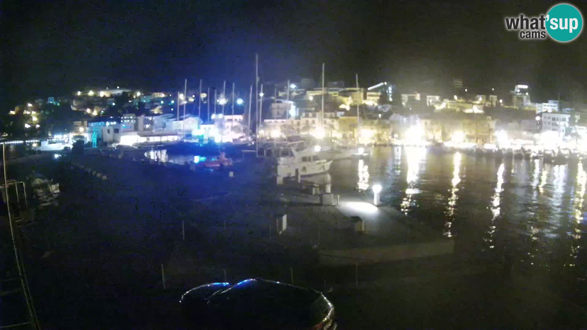 Vue du port de plaisance de la ville et la montagne Biokovo